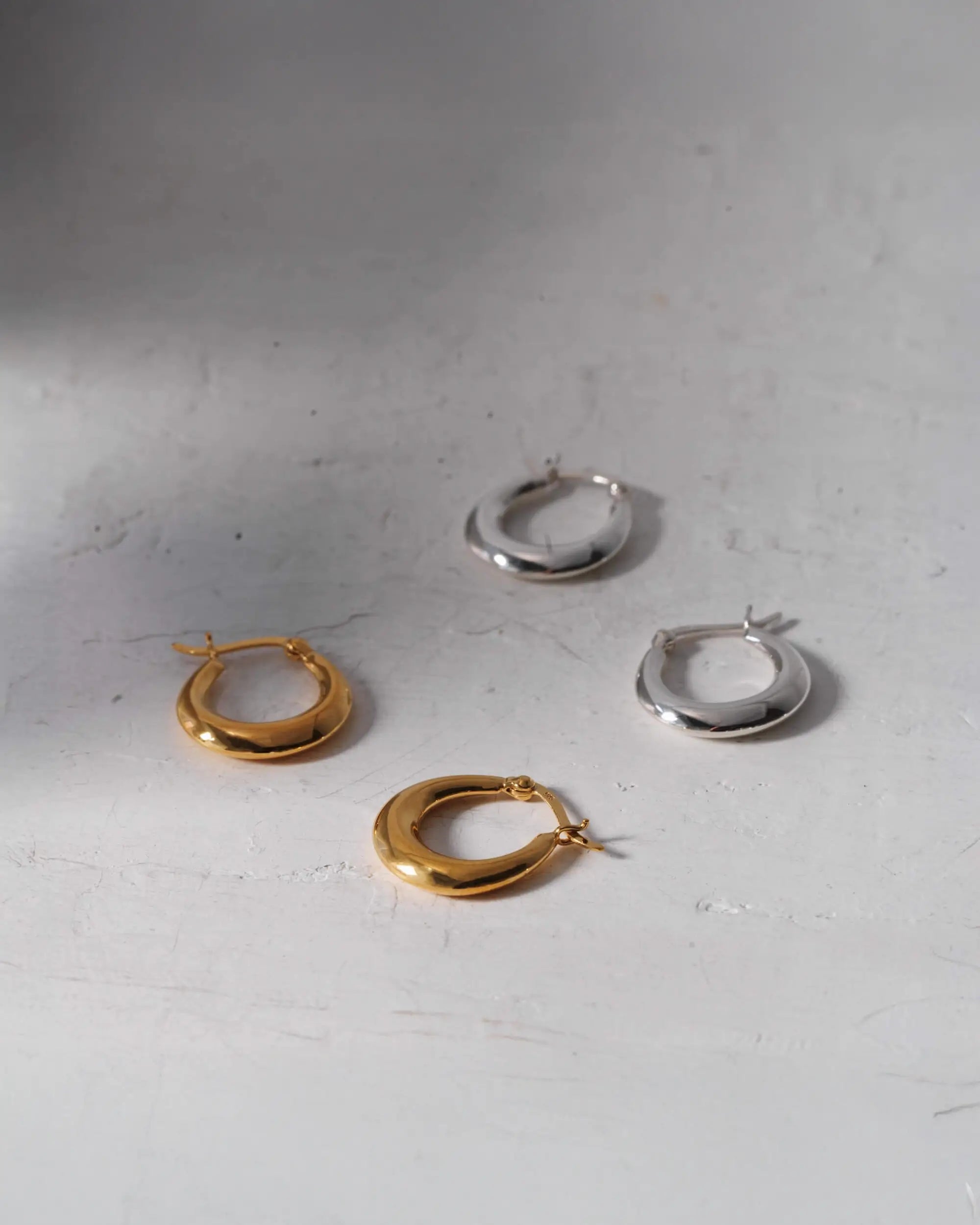 ドロップフープピアス S 置き画 | 雫のようなぷっくりとした膨らみが可愛いキャッチレスピアス