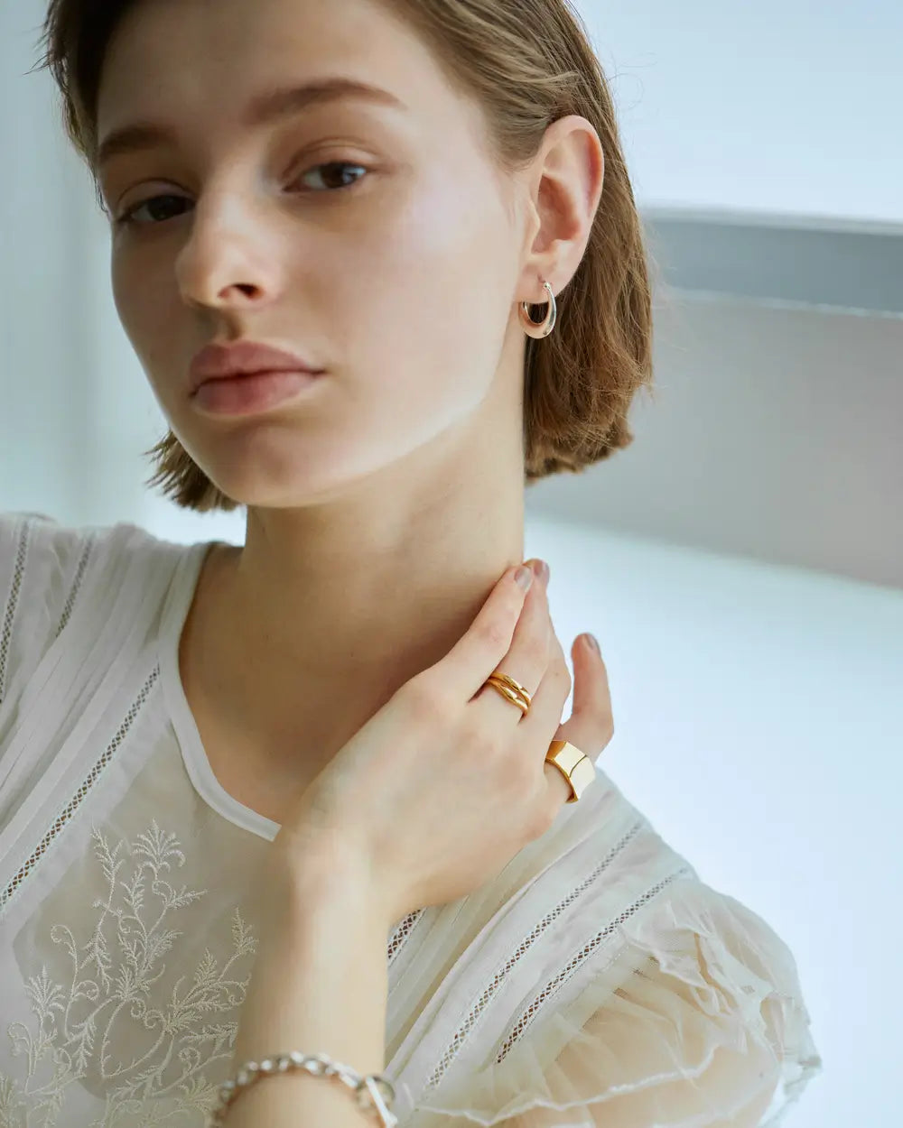 ドロップフープピアス S シルバー 着用画像 | 顔周りをすっきり見せる縦長ドロップ型のシルバーピアス