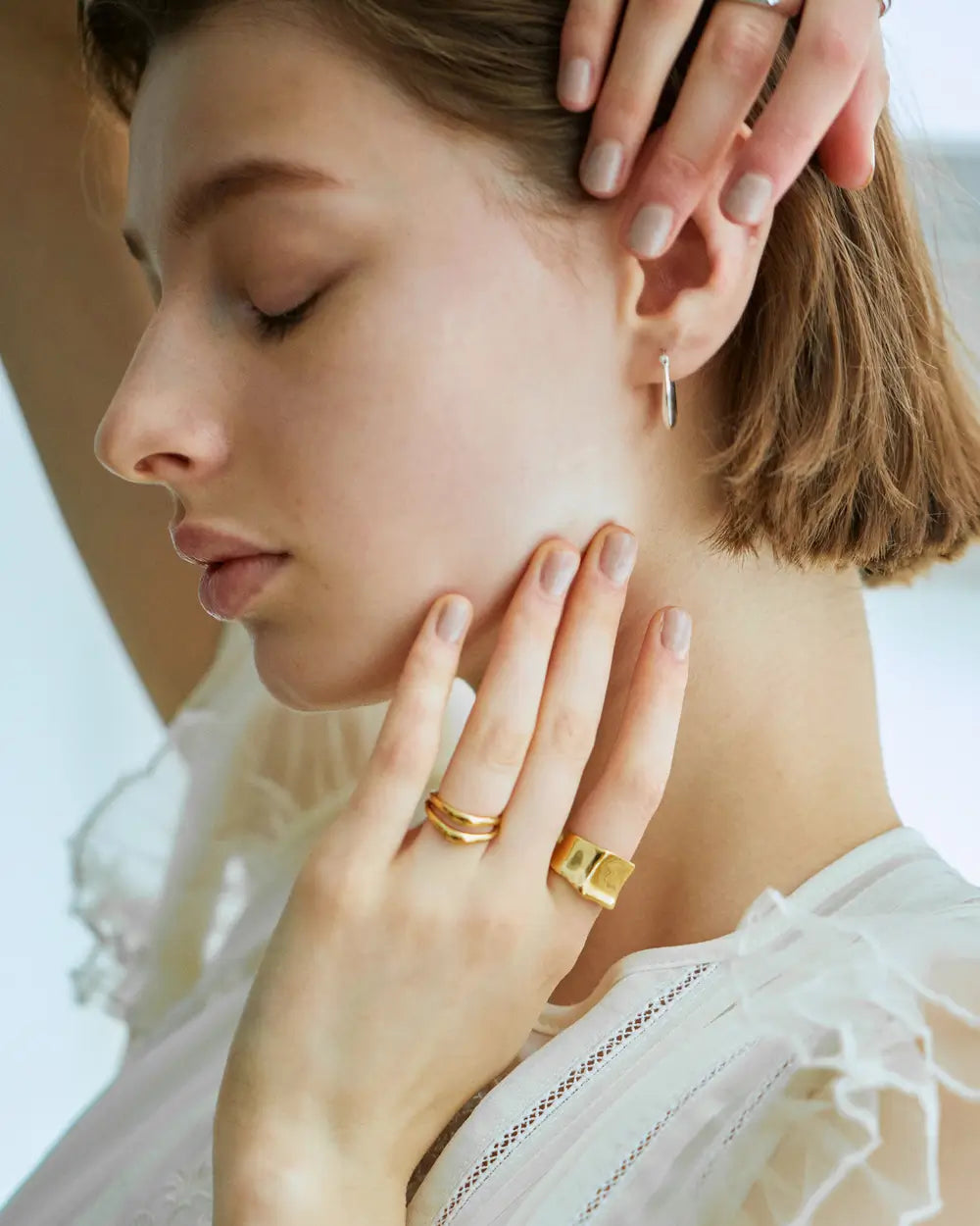 ドロップフープピアス S シルバー 横顔 | 耳たぶの下で膨らむ上品なボリューム感の18Kコーティング