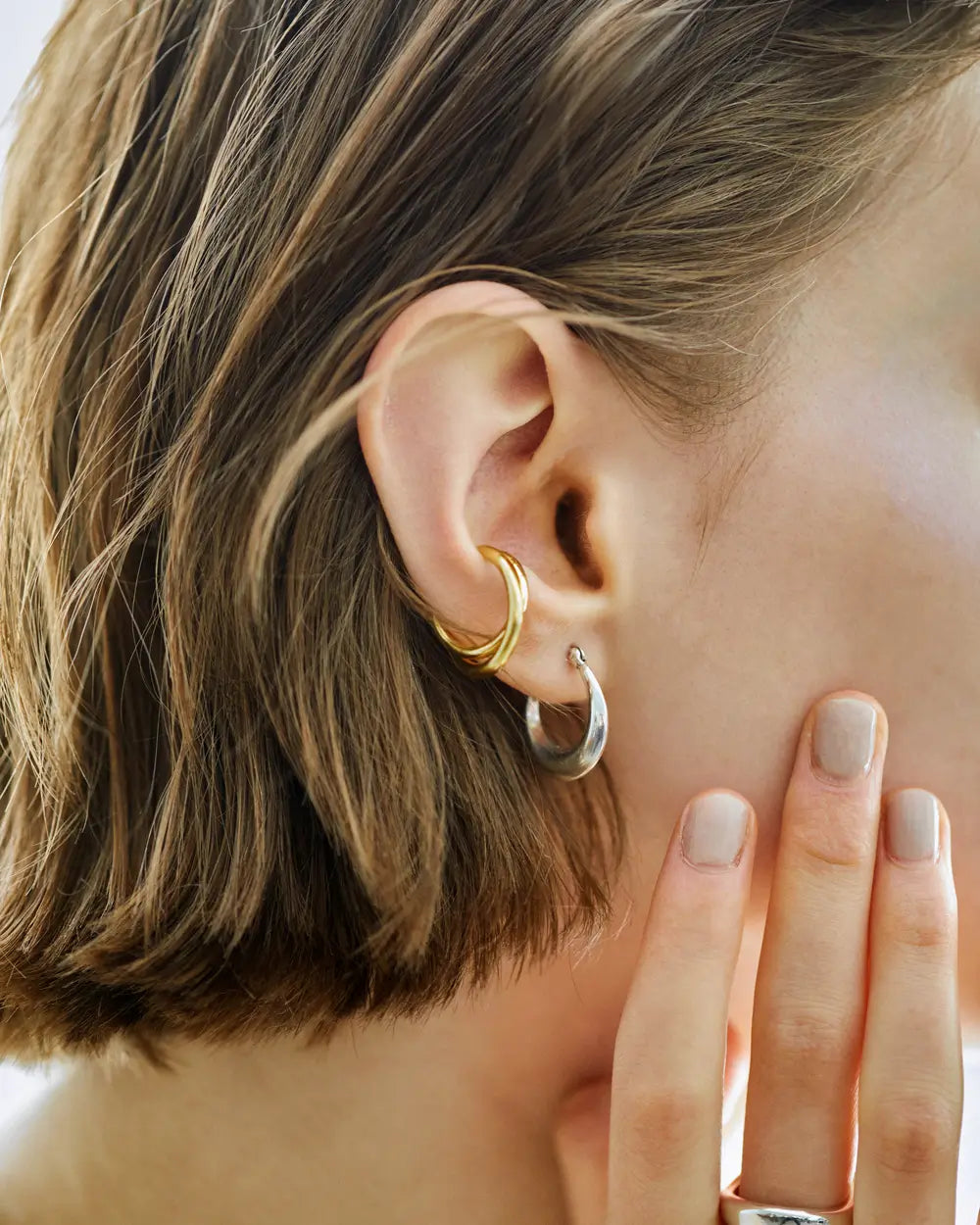 ドロップフープピアス S シルバー 着用画像 | 洗練された大人の横顔を作るスターリングシルバーの艶めき