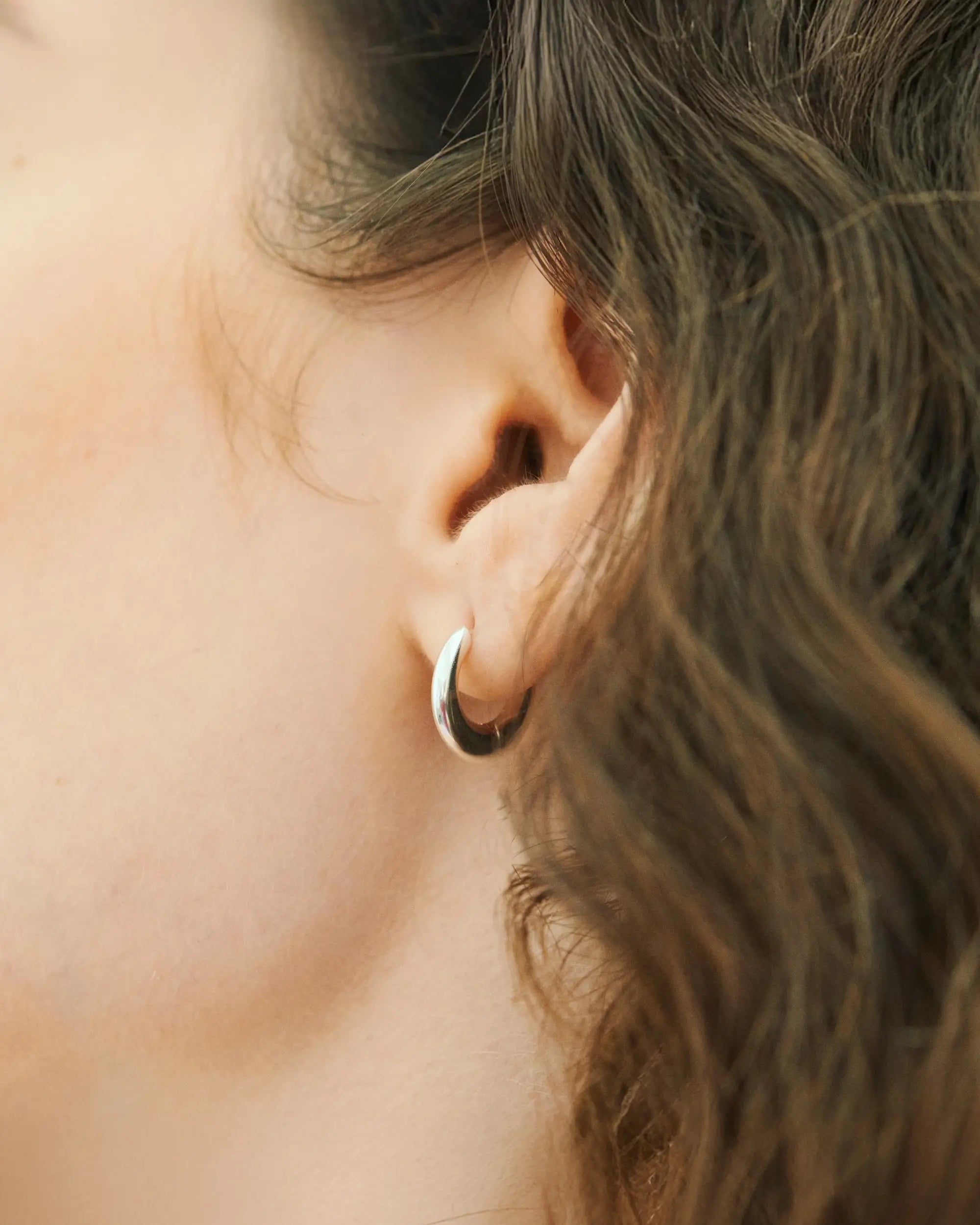 エクリプスフープピアス シルバー アップ | 上品な艶めきを放つシルバー925のドロップフープ