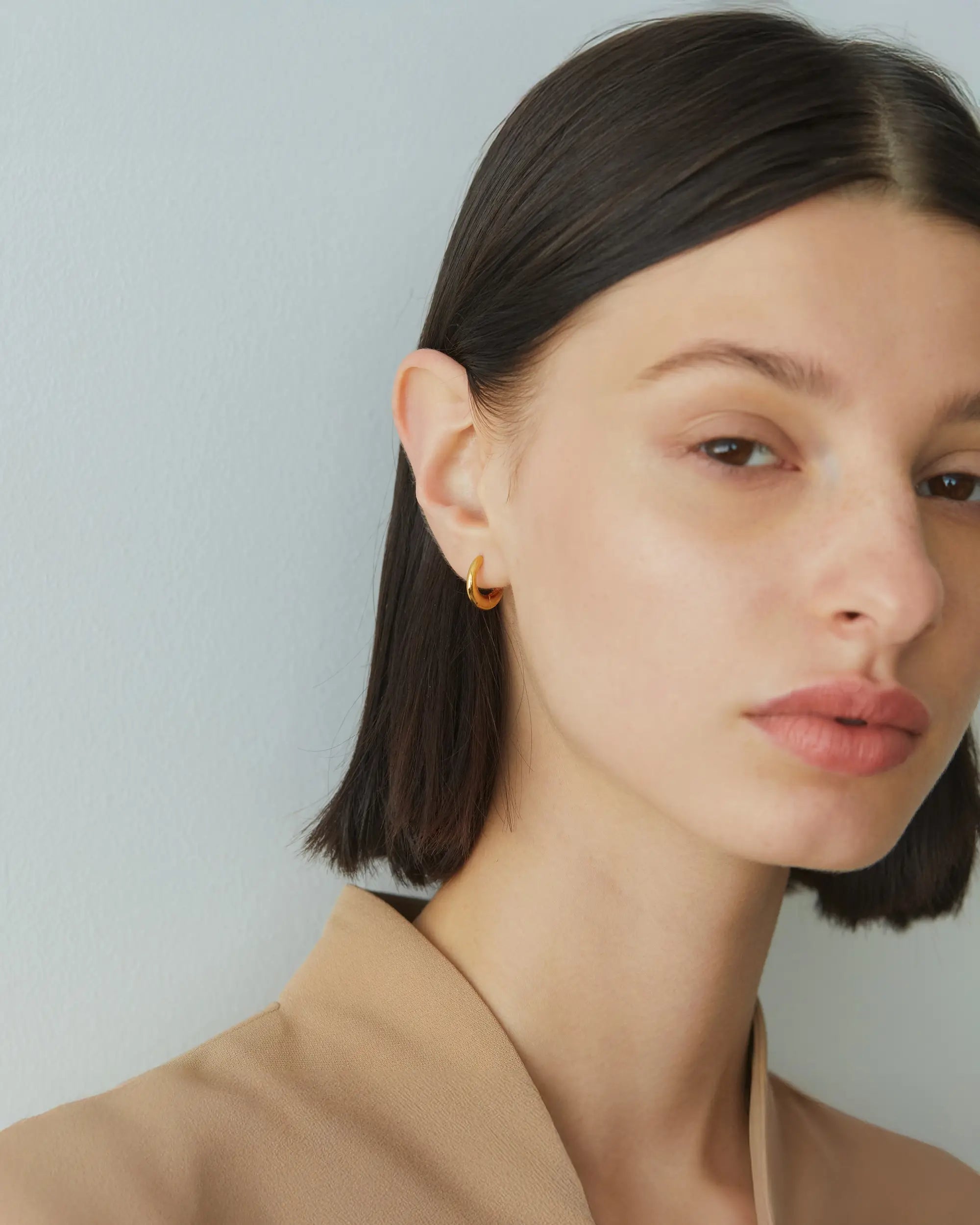 エクリプスフープピアス ゴールド 横顔 | 顔周りを華やかにする18Kコーティングのドロップピアス