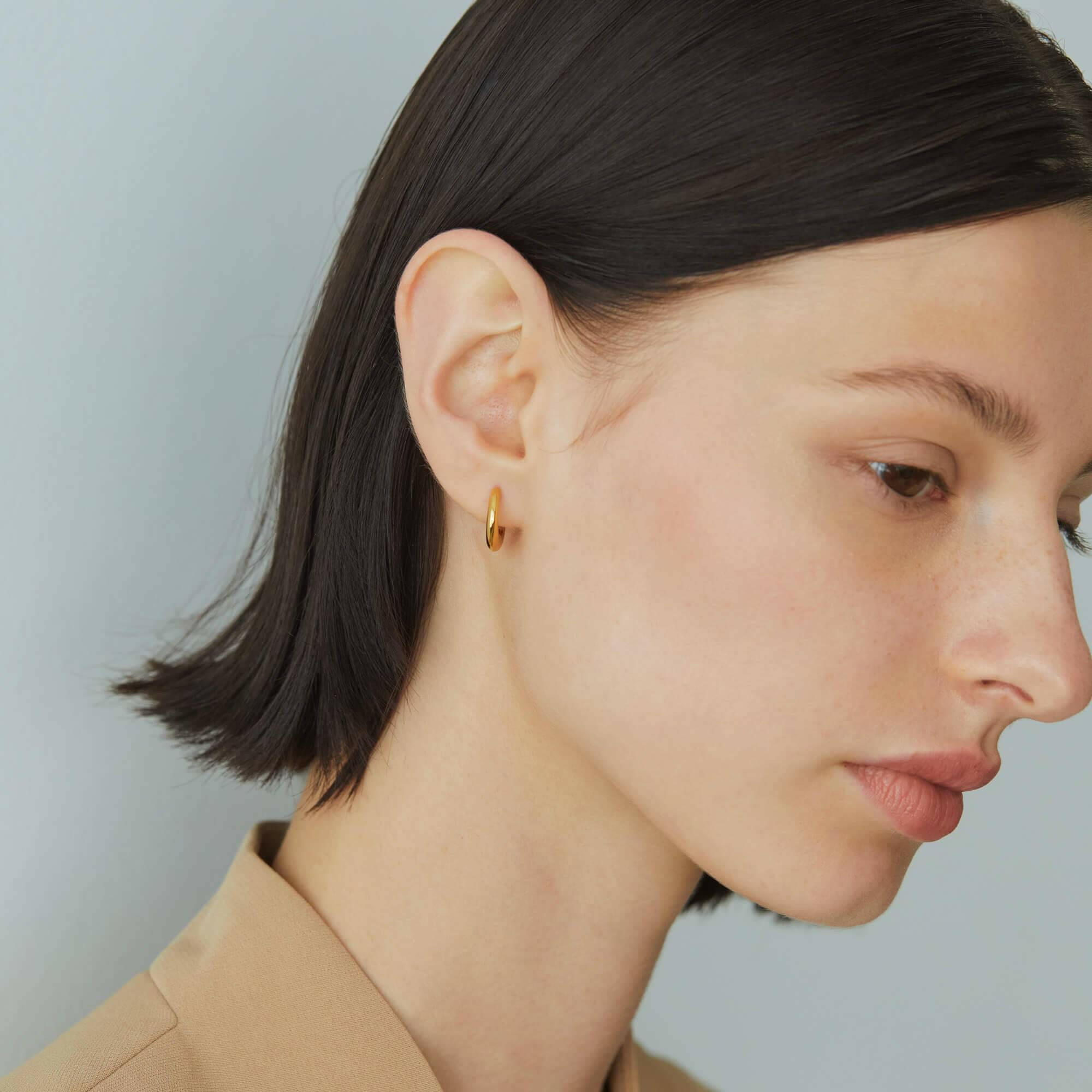 エクリプスフープピアス ゴールド 横顔 | 顔周りを華やかにする18Kコーティングのドロップピアス