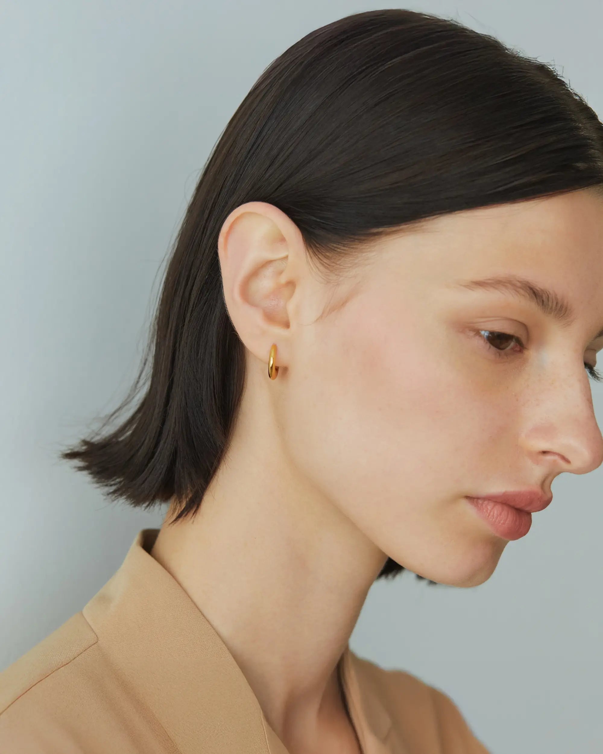 エクリプスフープピアス ゴールド 横顔 | 顔周りを華やかにする18Kコーティングのドロップピアス