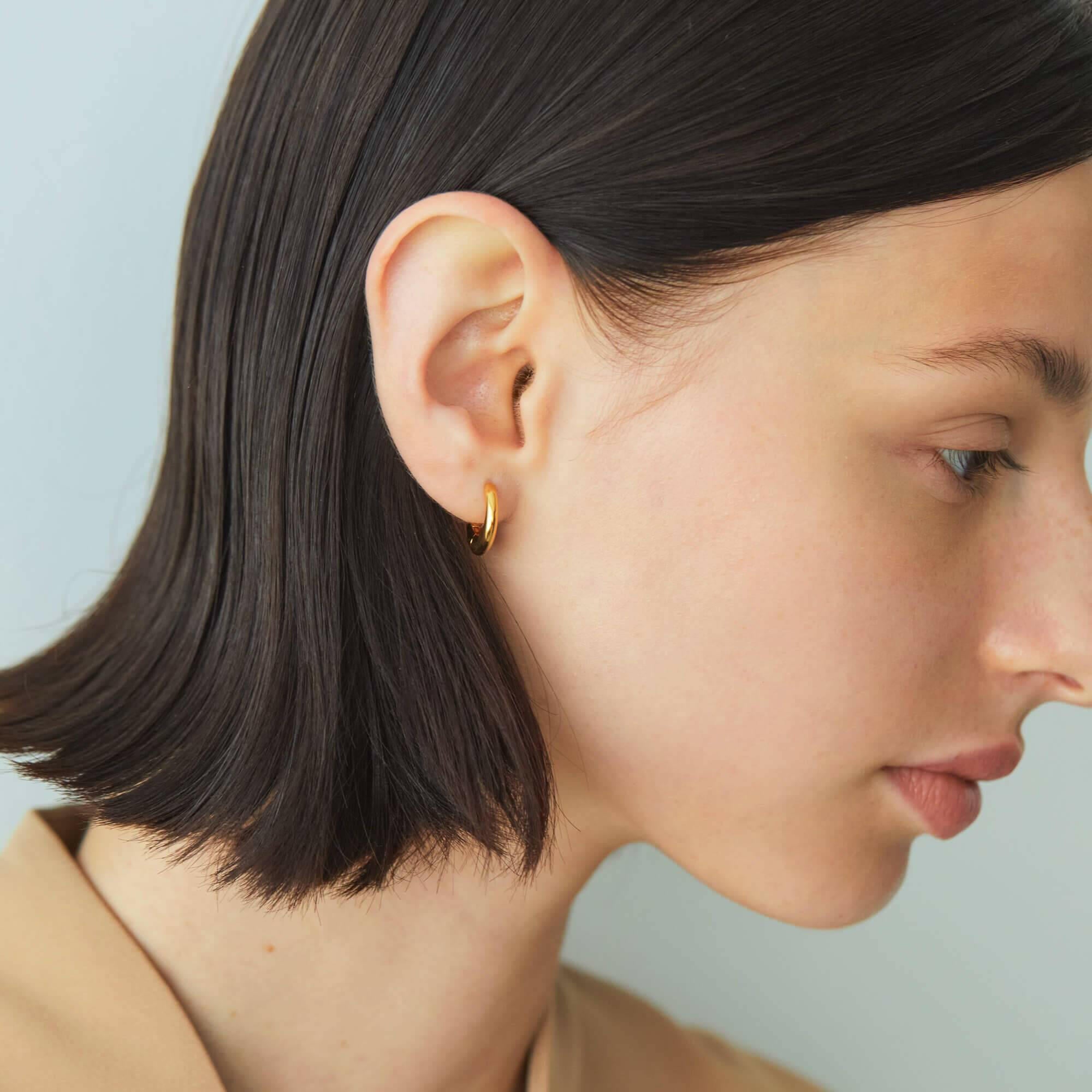 エクリプスフープピアス ゴールド 着用画像 | 肌馴染みの良いゴールドカラーのシンプルピアス