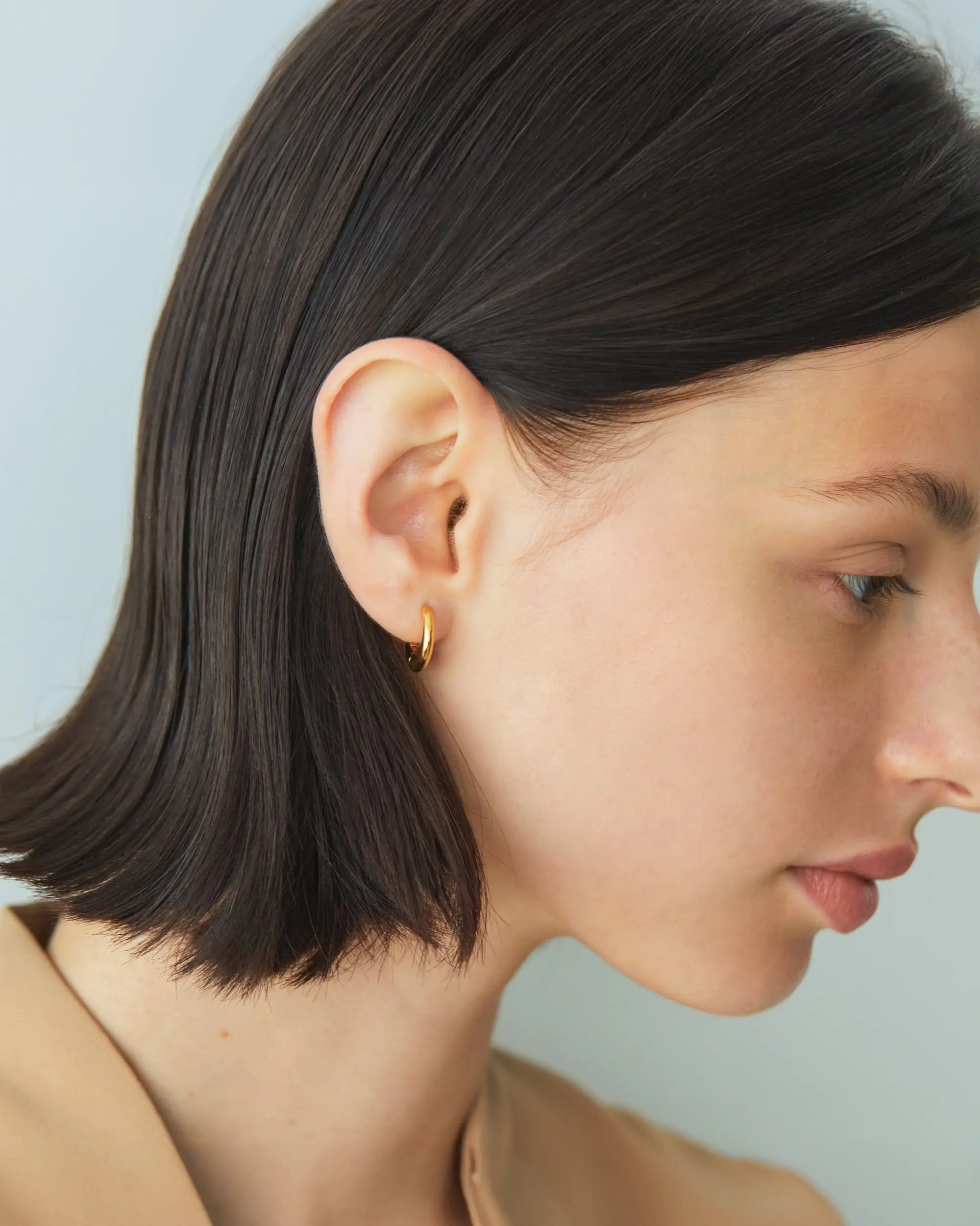 エクリプスフープピアス ゴールド 着用画像 | 肌馴染みの良いゴールドカラーのシンプルピアス