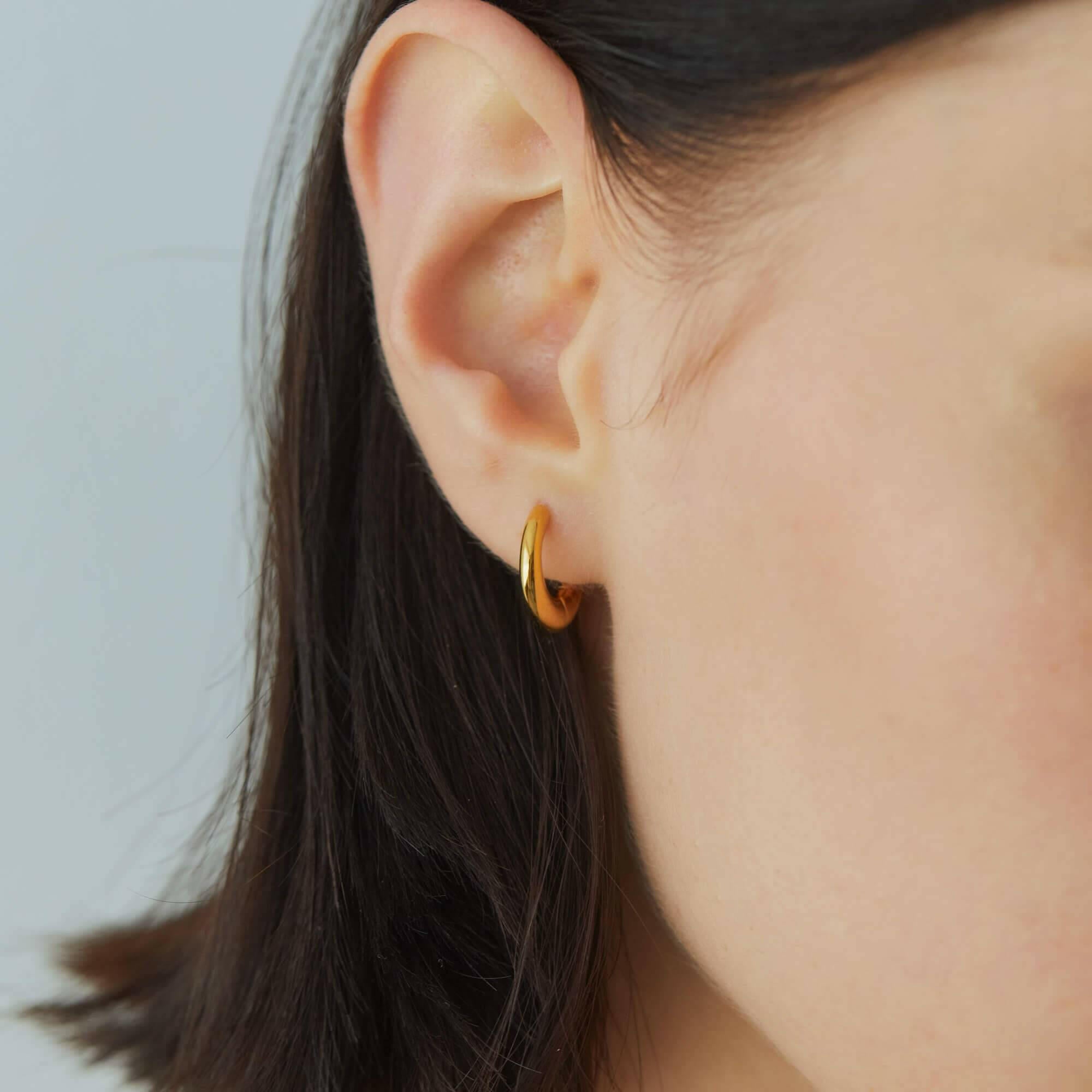 エクリプスフープピアス ゴールド アップ | ぷっくりとした厚みがリッチな印象の小ぶりフープ