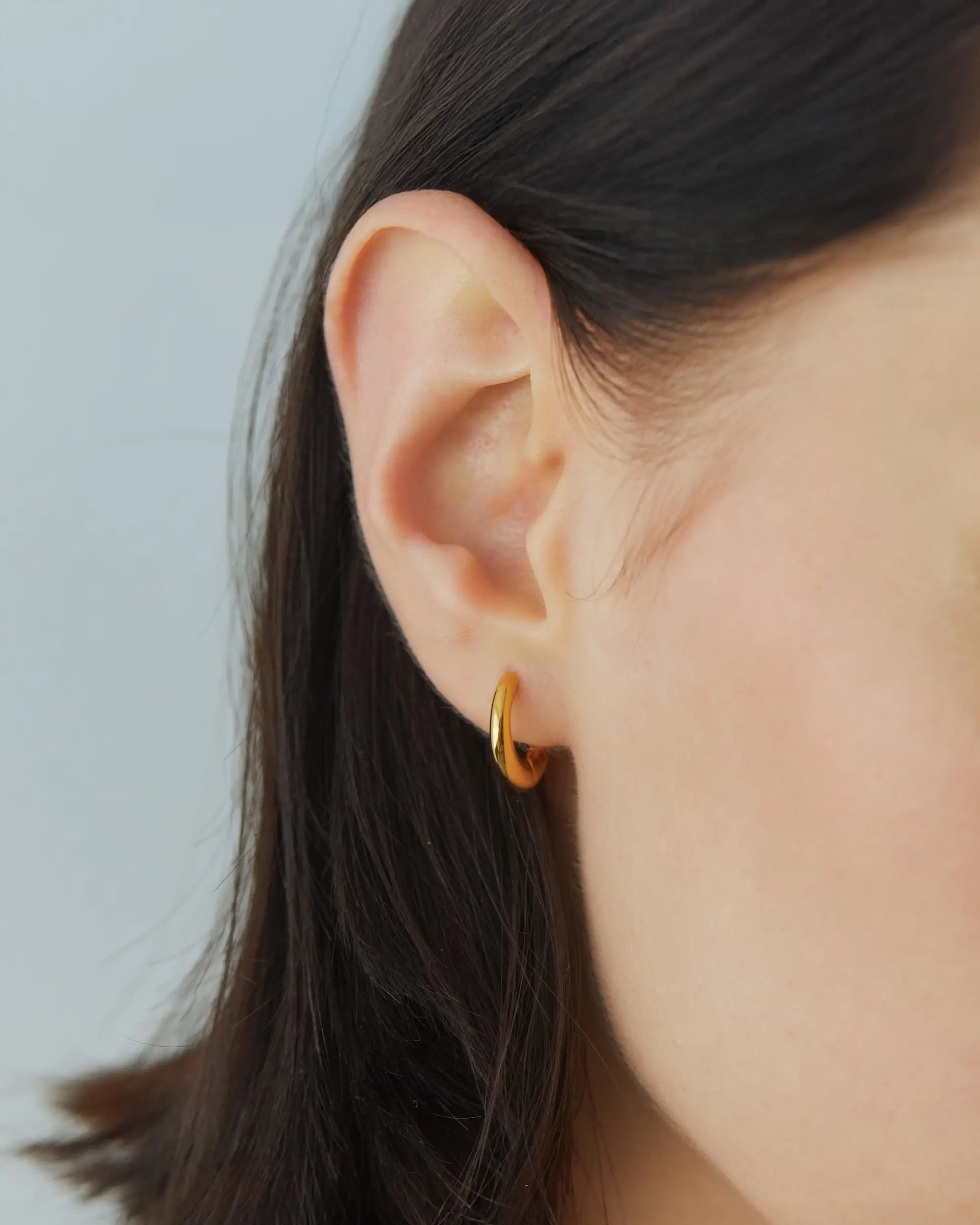 エクリプスフープピアス ゴールド アップ | ぷっくりとした厚みがリッチな印象の小ぶりフープ