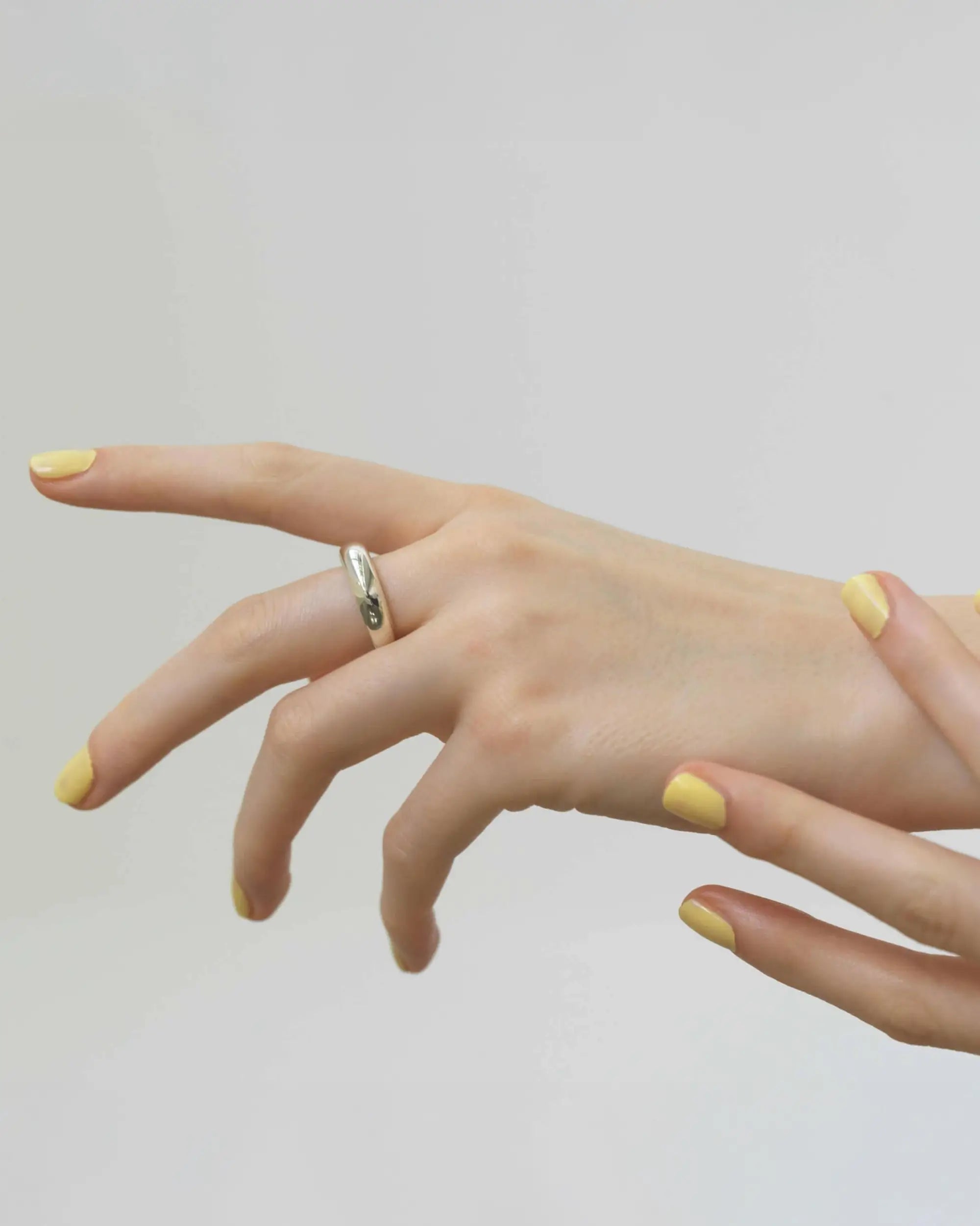 シルバー925 エクリプスリング Mを人差し指に着用したスタイリング