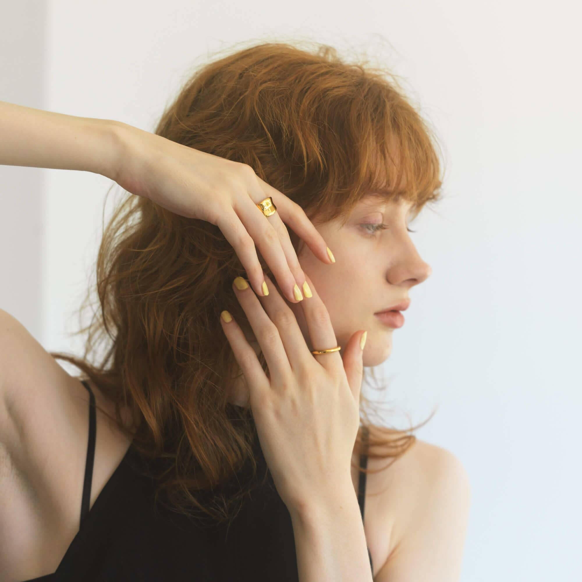 エクリプスリング S 着用画像 | 指に馴染む有機的なカーブが手元を美しく見せる