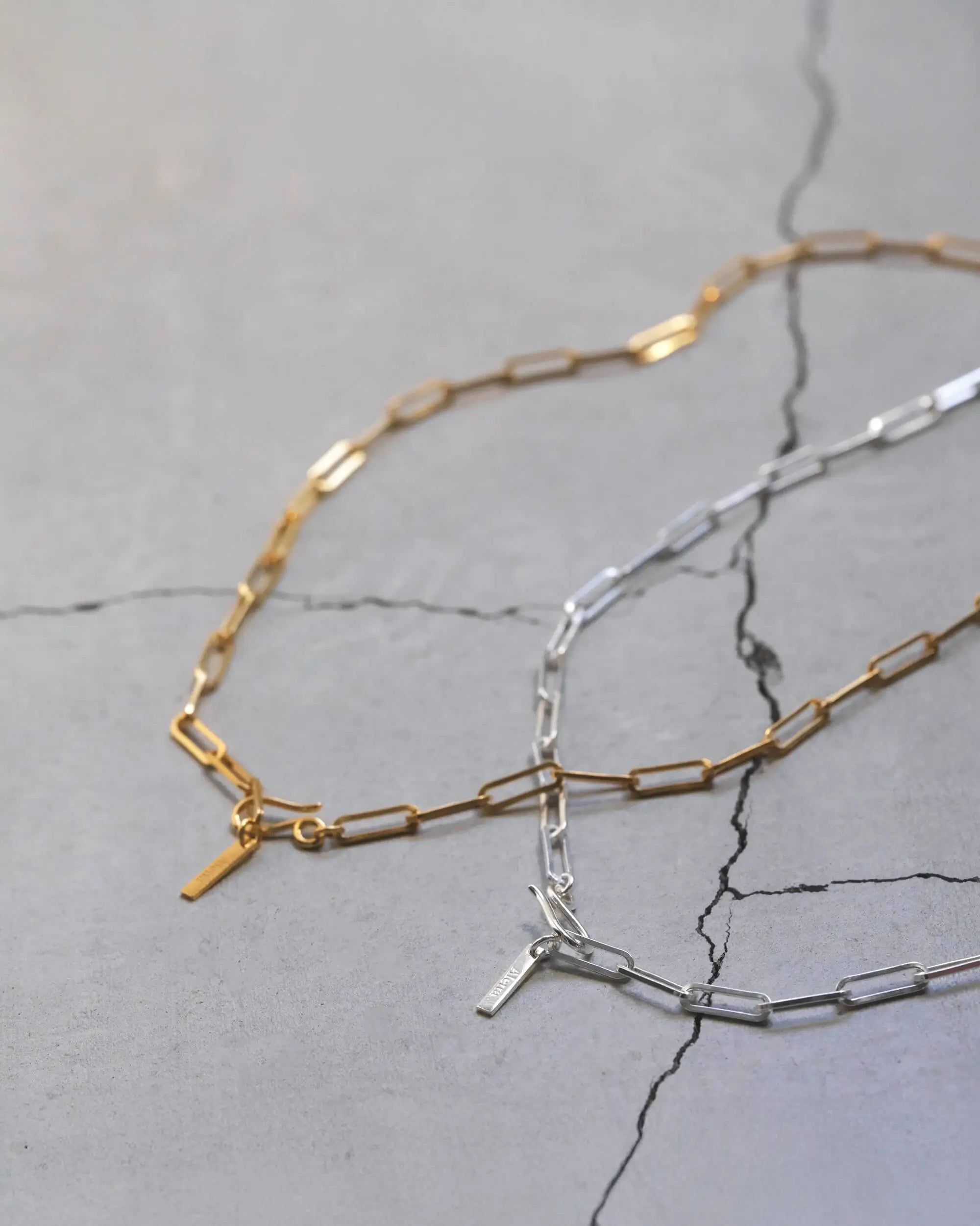 フラットチェーンネックレス(シルバー&ゴールド)商品置き画像 - 艶を抑えた上品なマットテクスチャが魅力のスクエアリンクチェーン