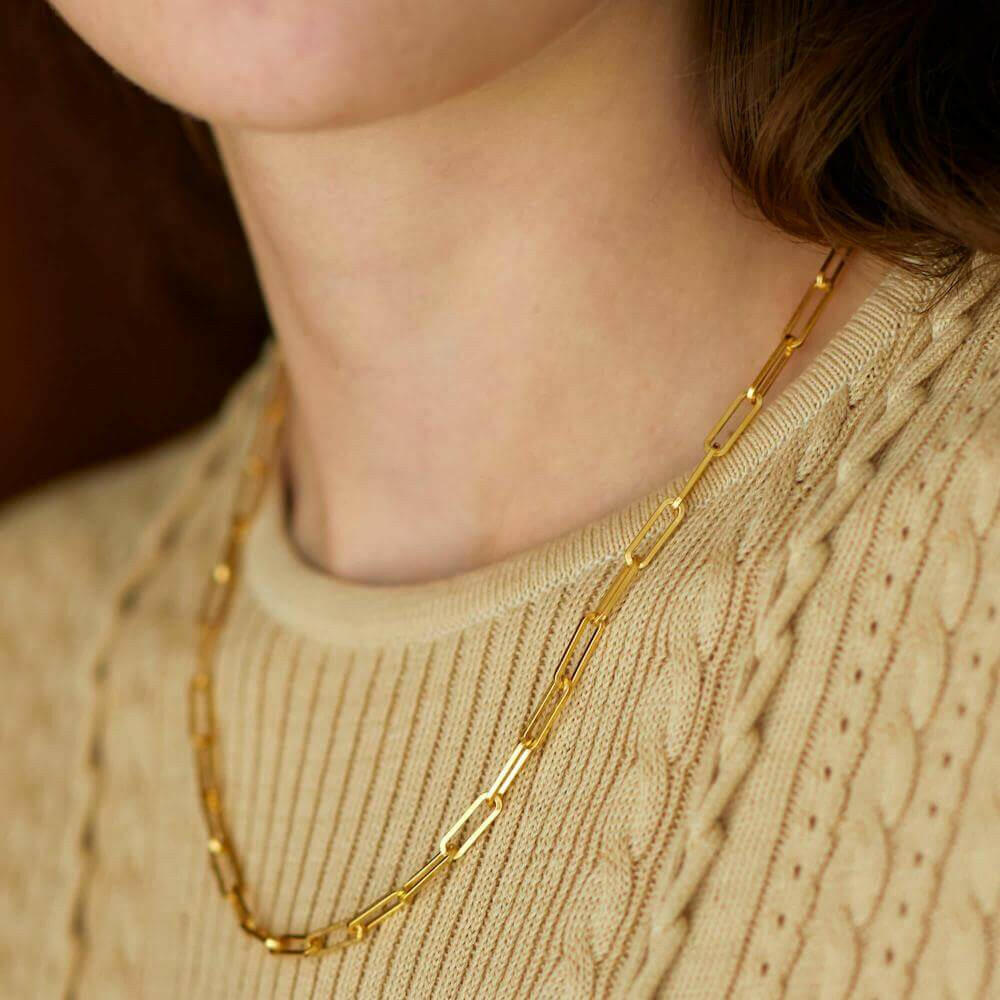 フラットチェーンネックレス ゴールド 着用 | 肌馴染みの良いマットゴールドがデコルテを上品に演出
