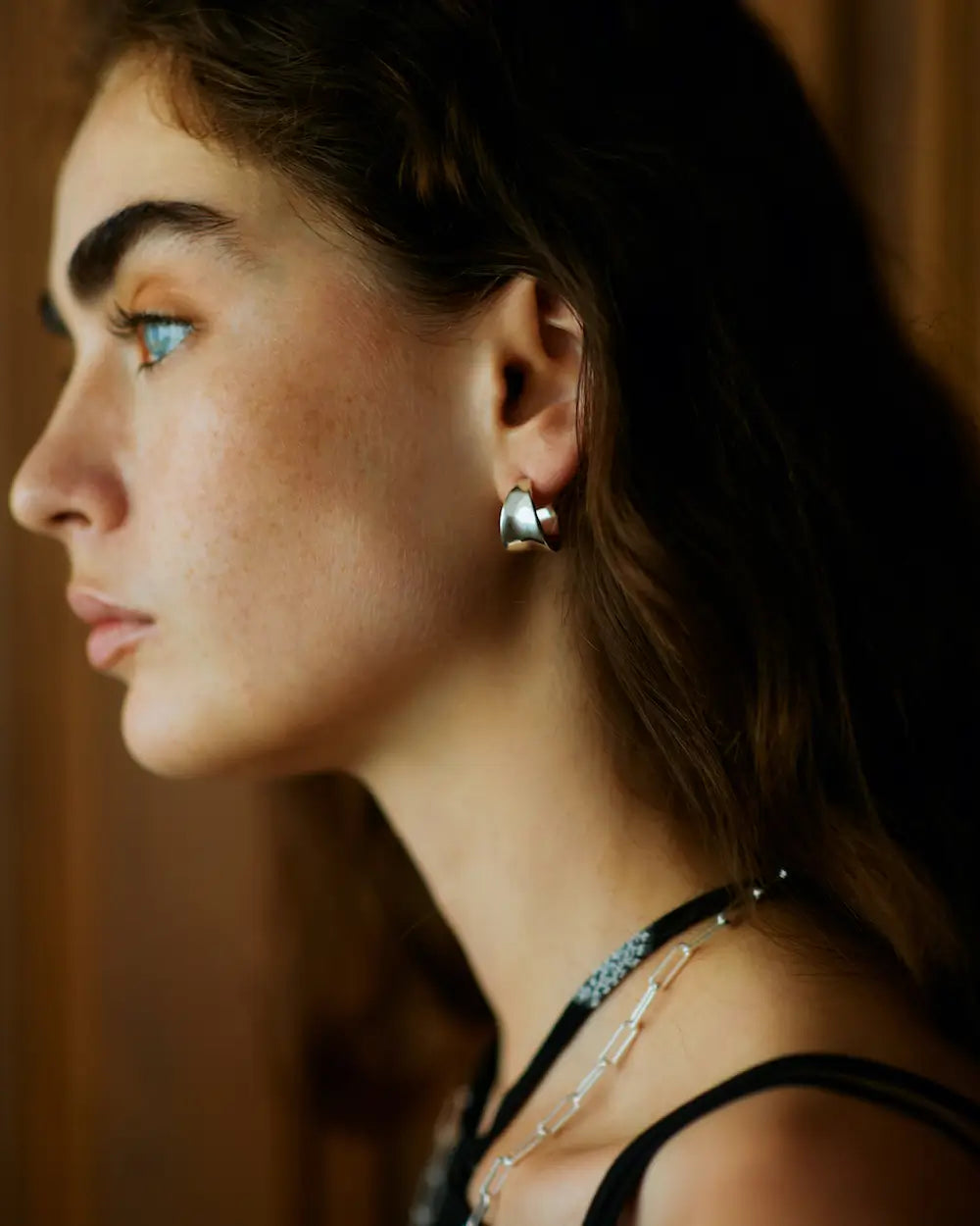 フラットチェーンネックレス(シルバー925)着用画像 - ギラつきを抑えたマットな輝きが横顔を洗練された印象に演出