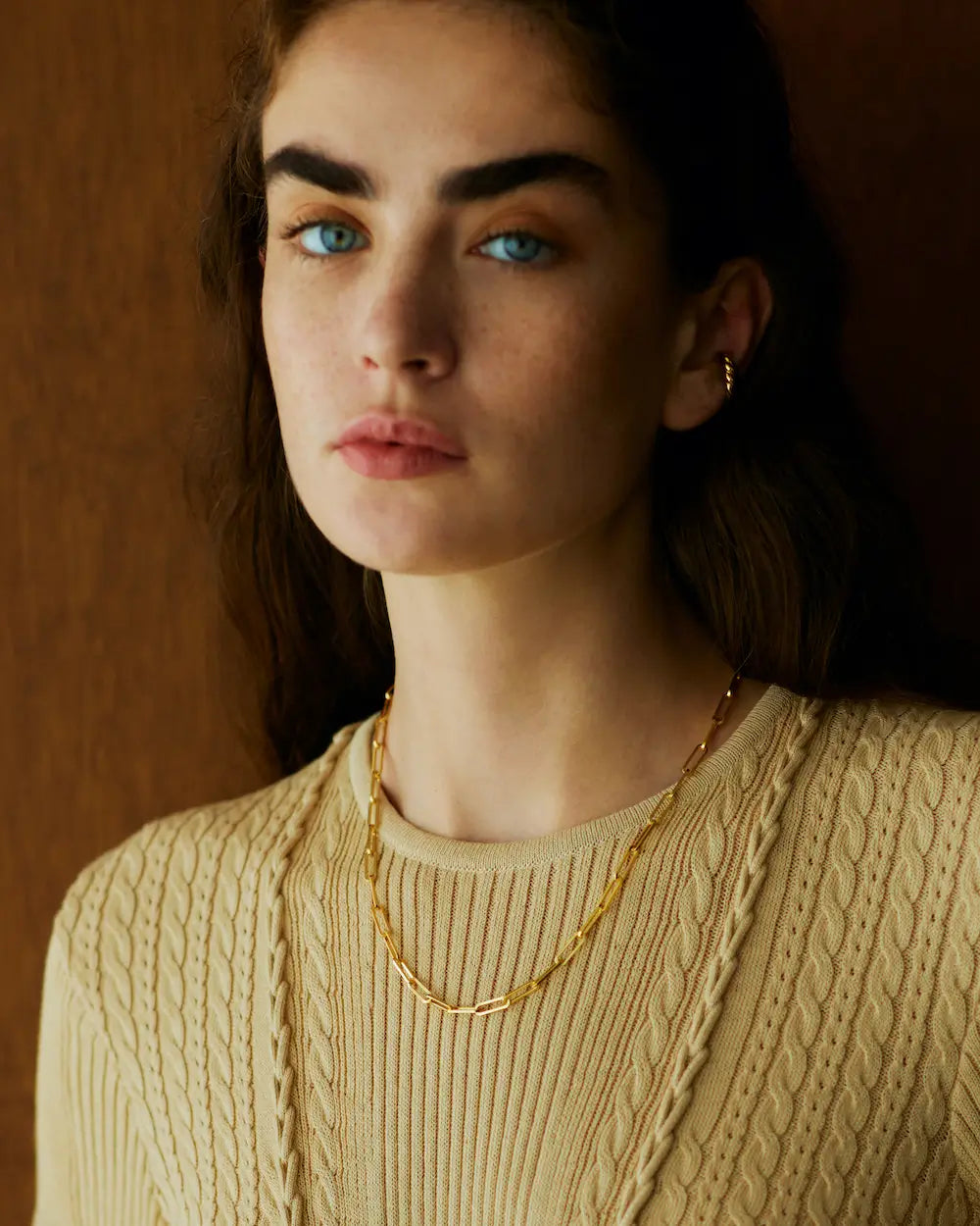 18Kコーティング フラットチェーンネックレス(ゴールド)着用画像 - ゆったりとしたロングネックレスとしてのスタイリング