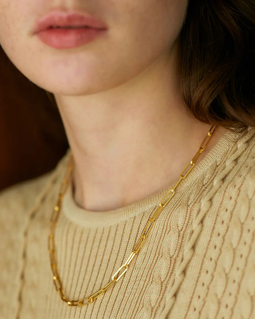 フラットチェーンネックレス(ゴールド)着用アップ - 重ね付けでも洗練を放つ落ち着いたマットテクスチャ