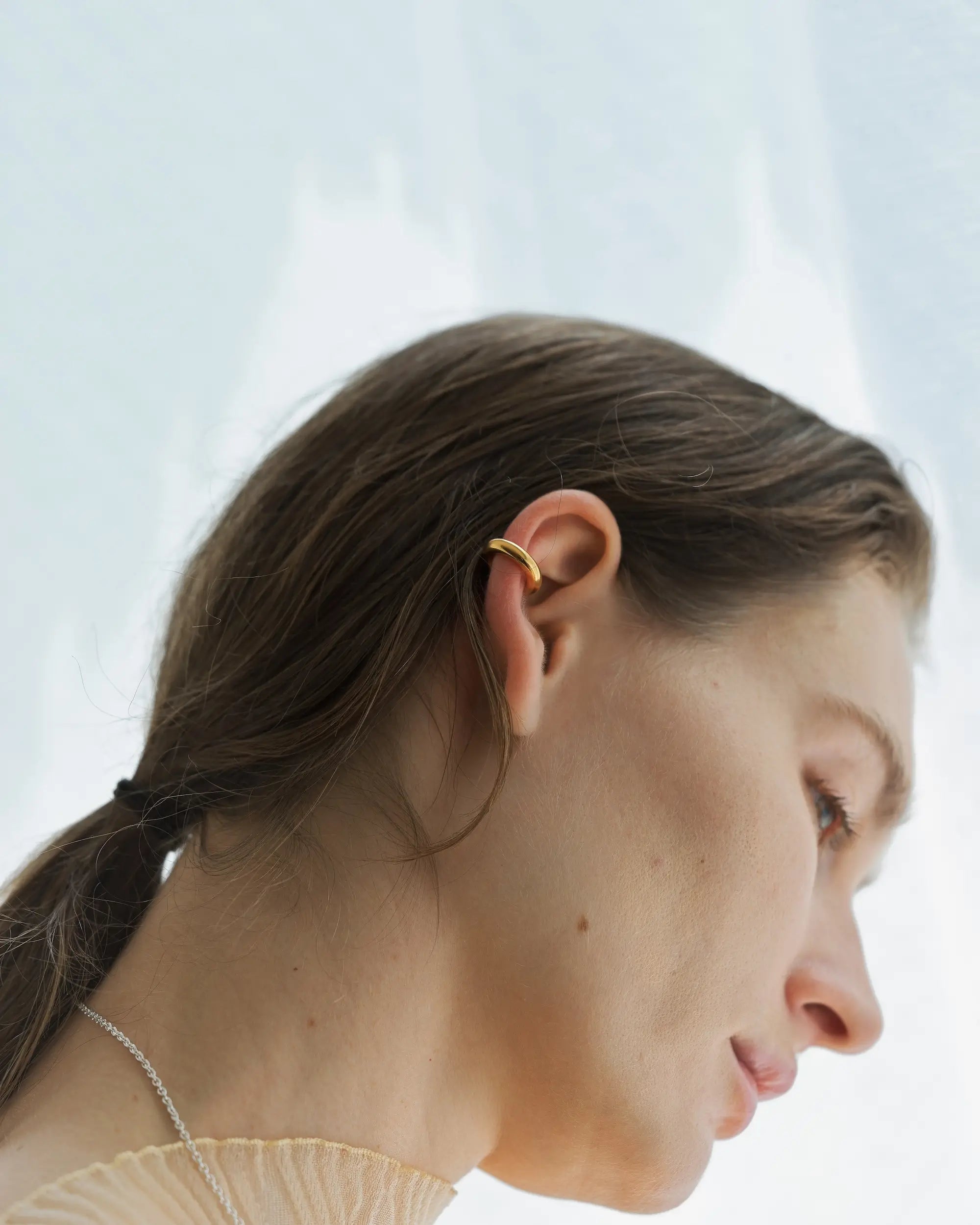 フラグメントイヤーカフ ゴールド 着用画像 | 耳の軟骨に引っ掛けるだけでモードな印象になるイヤーカフ