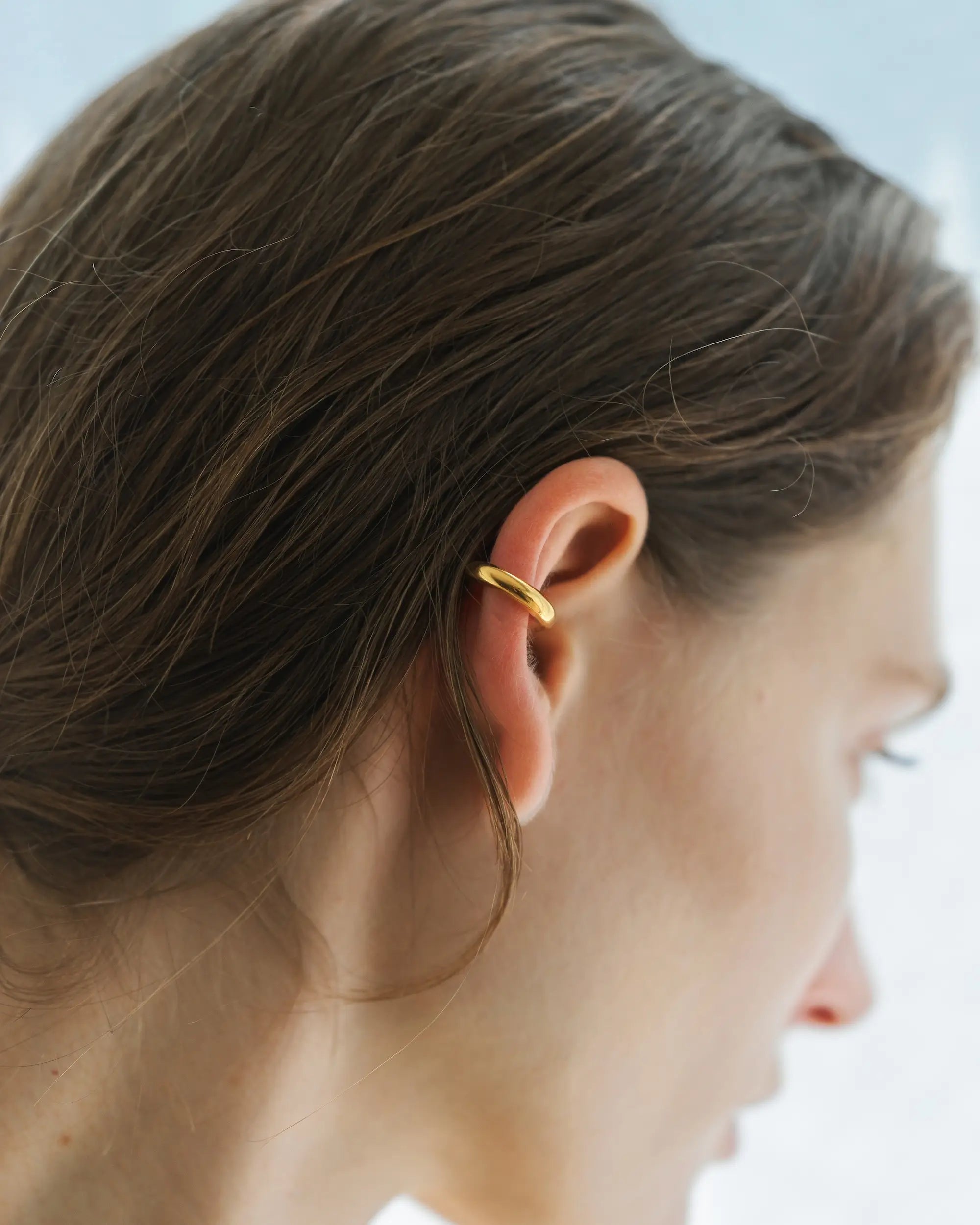 フラグメントイヤーカフ シルバー 横顔 | どんな耳の形にもフィットしやすいフリーサイズ設計