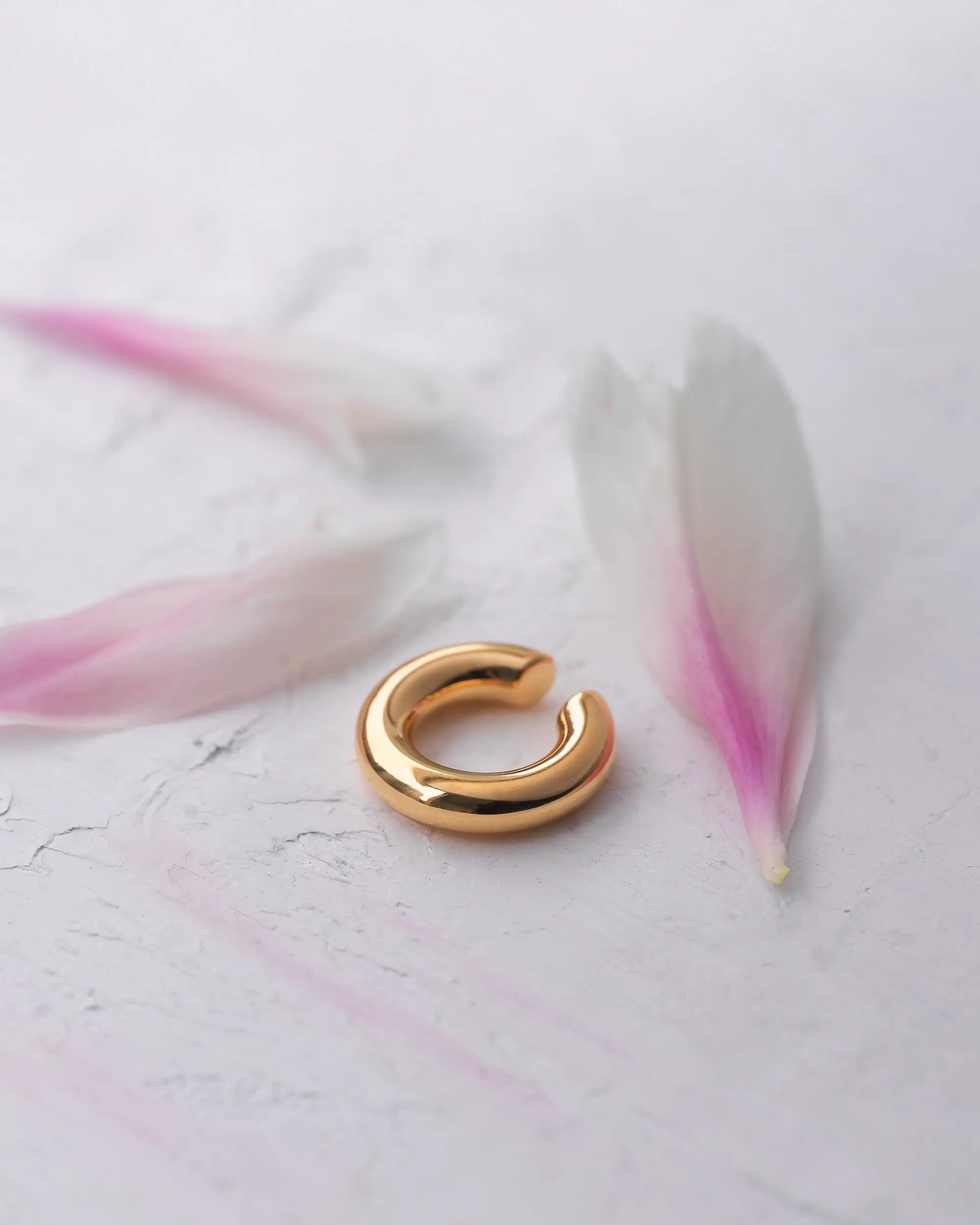 フラグメントイヤーカフ ゴールド イメージ | ギフトにも最適な洗練されたボタニカルな雰囲気