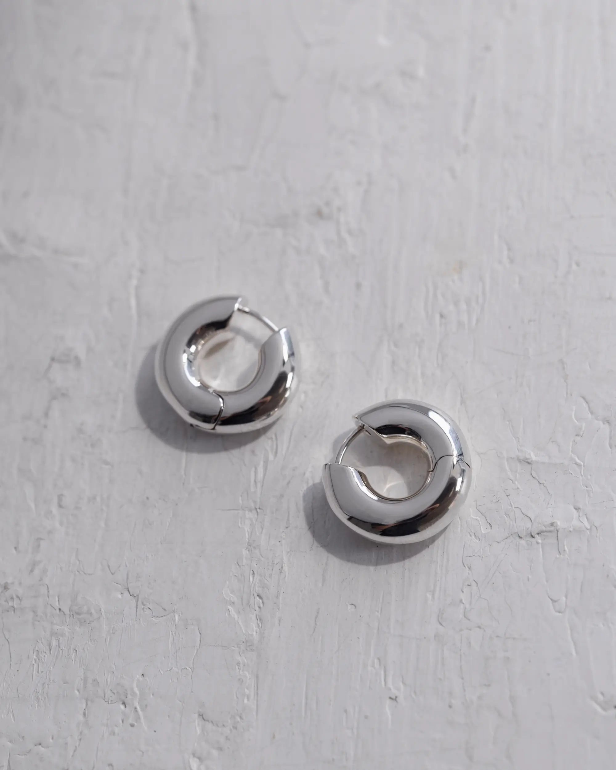 フラグメントフープピアス シルバー ペア | 独特な歪み(ひずみ)を持たせた唯一無二のデザイン