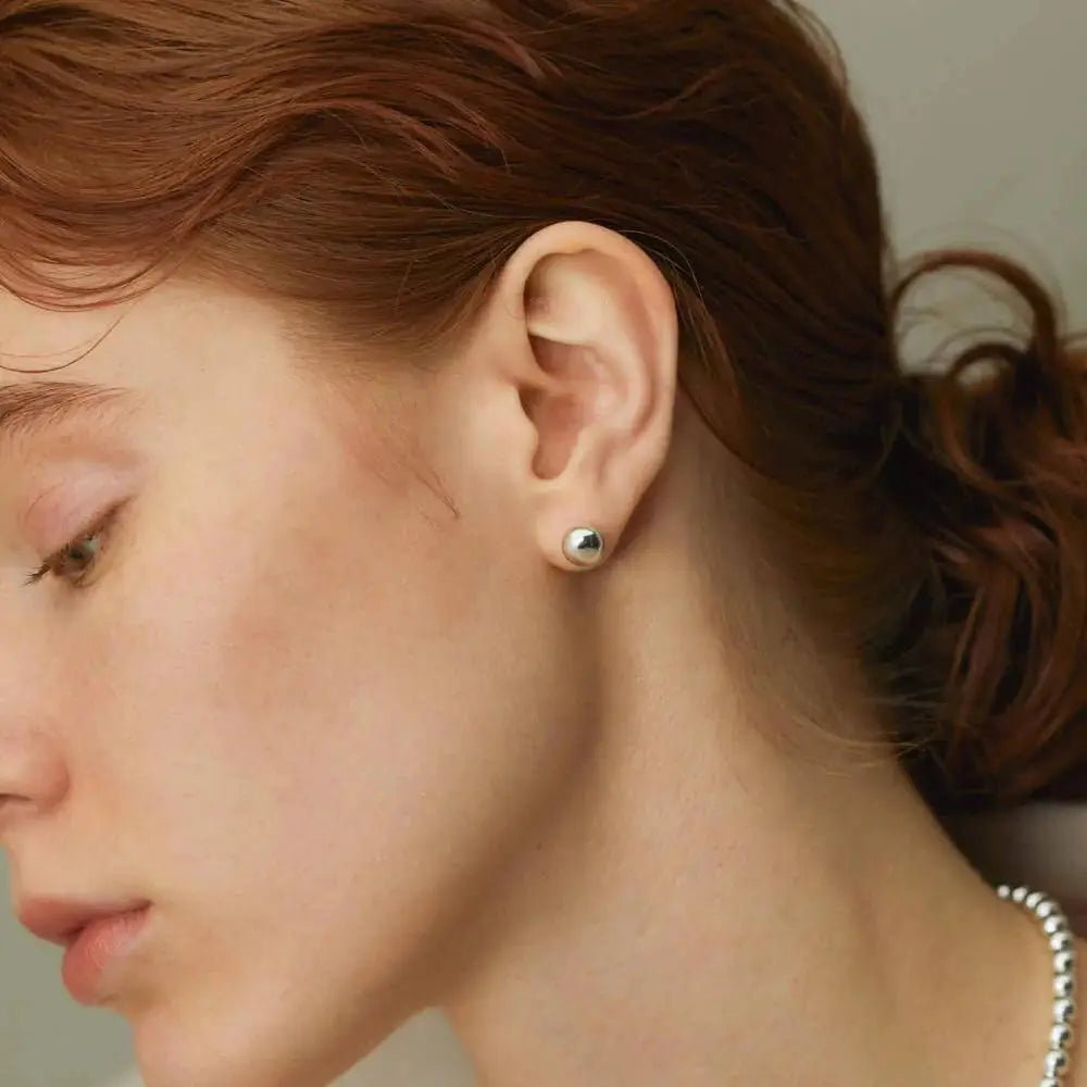 グローボールピアス シルバー 着用画像 | どんなスタイルにも馴染むミニマルなボールデザイン