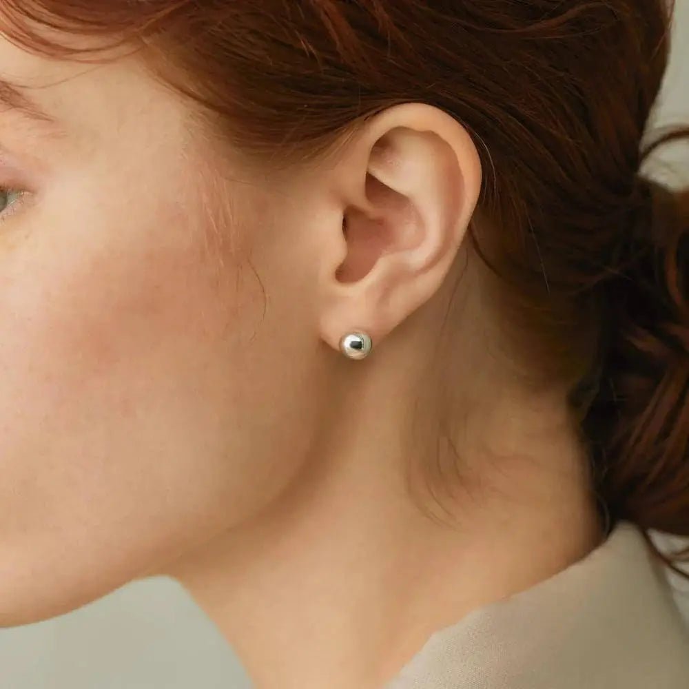 グローボールピアス シルバー 横顔 | 耳元にさりげない輝きを添える小ぶりなスタッドピアス