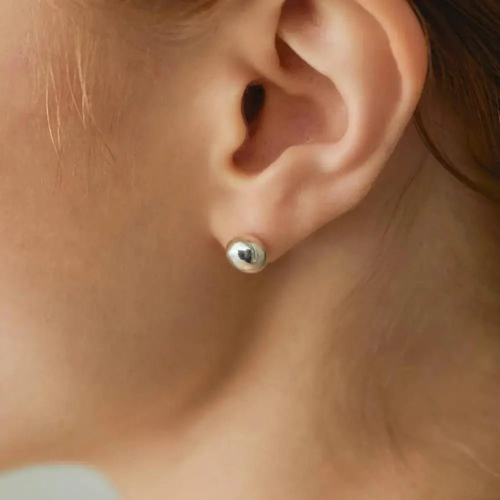 グローボールピアス シルバー アップ | コロンとした愛らしいフォルムが魅力のシンプルピアス