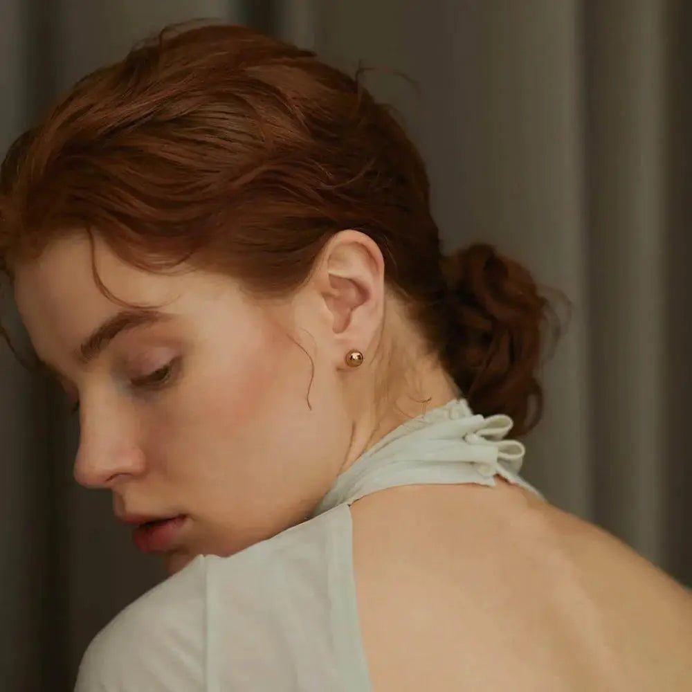 グローボールピアス ゴールド 着用 | オフィスやフォーマルにも使える上品な艶めき