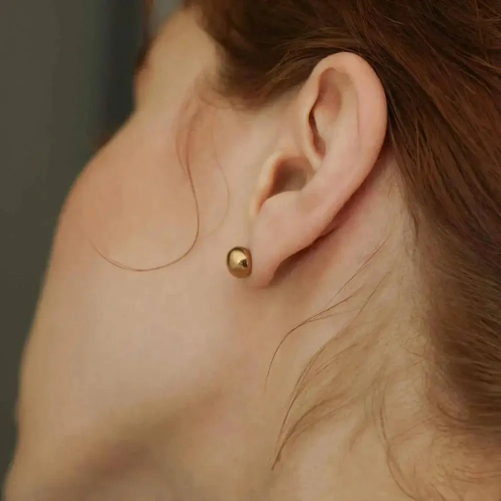 グローボールピアス ゴールド 着用画像 | 重ね付けのサブピアスとしても優秀な万能デザイン