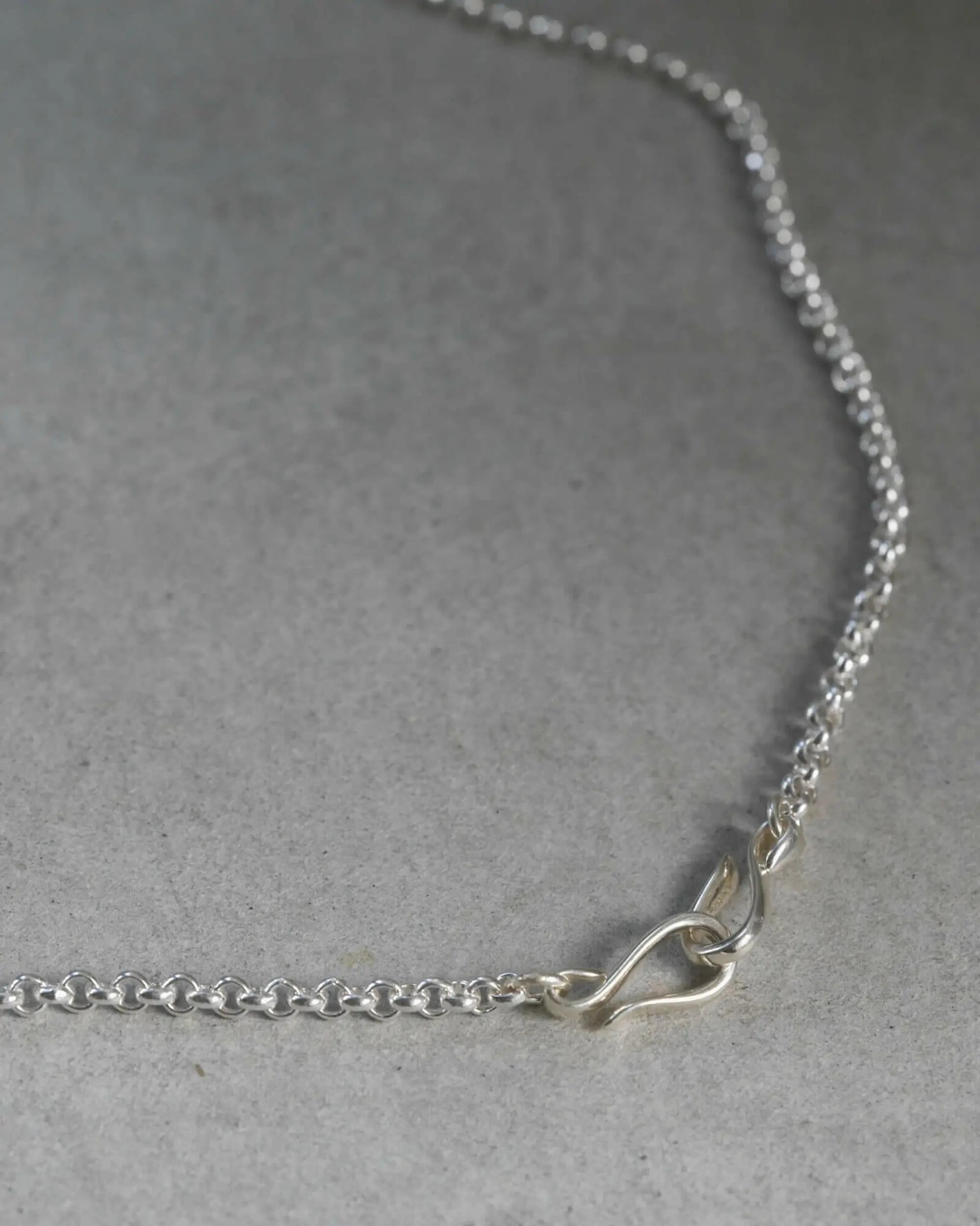 ハートラティスネックレスのチェーンと留め具のディテール。細部まで丁寧に仕上げられた、長く愛用できる上質なシルバーアクセサリー。