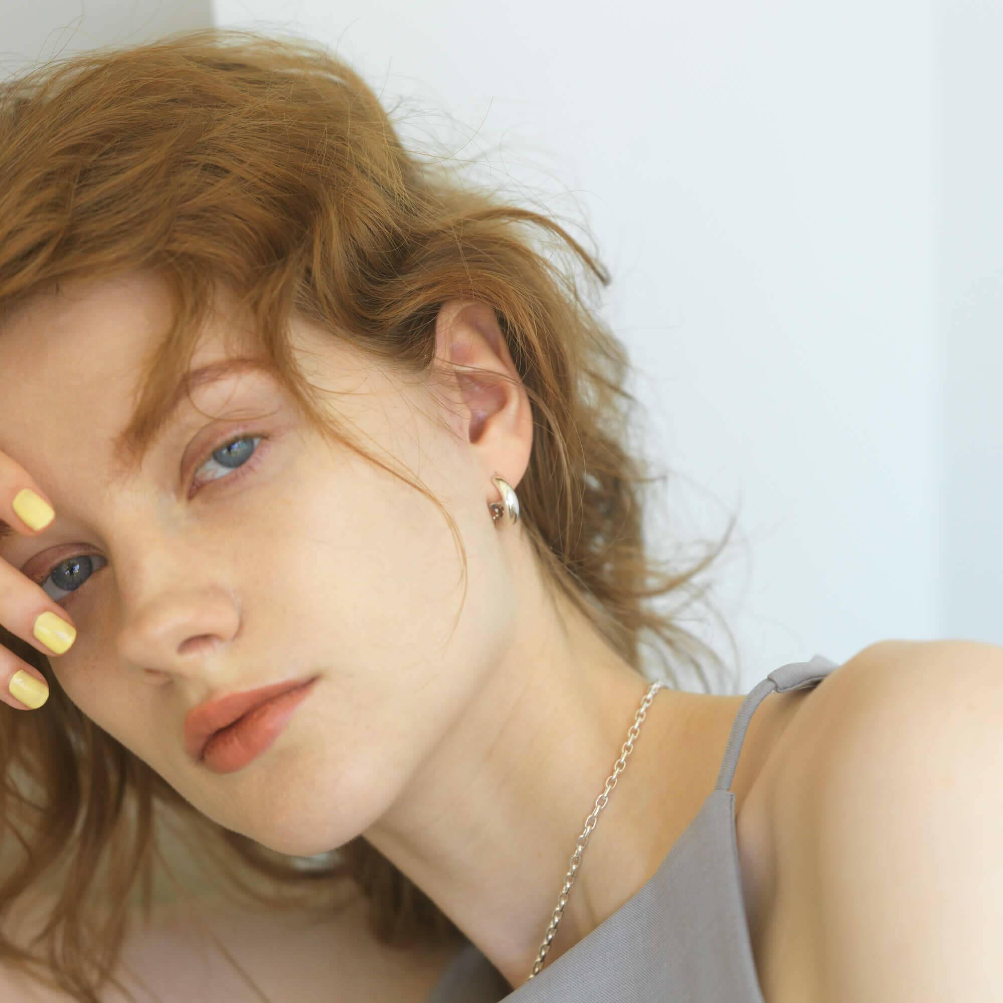 ヒンジドフープイヤリング M シルバー 着用画像 | カジュアルなスタイルを格上げするシルバー925の艶めき