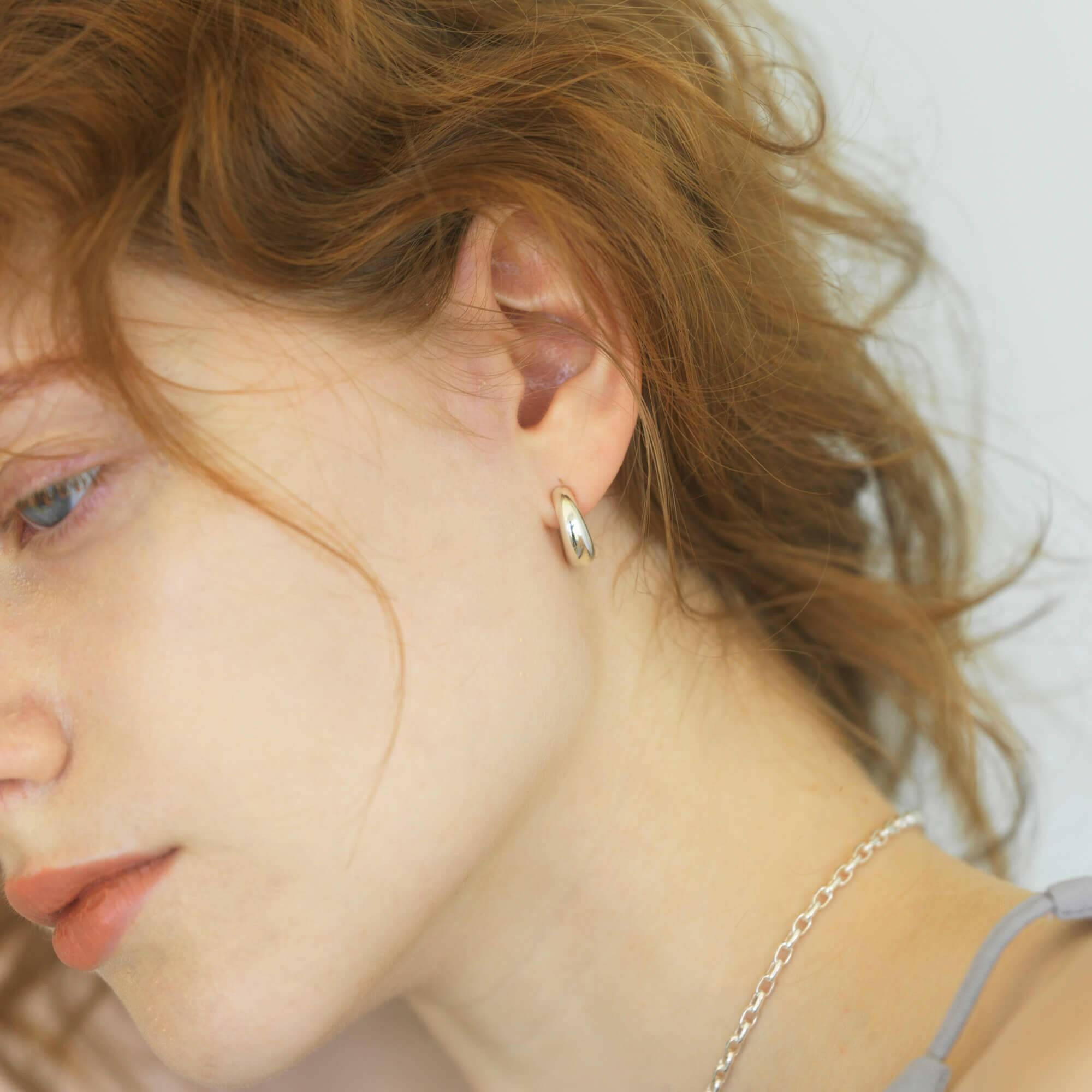 ヒンジドフープイヤリング M シルバー 着用画像 | 耳元にボリュームを与える大ぶりなチャンキーイヤリング