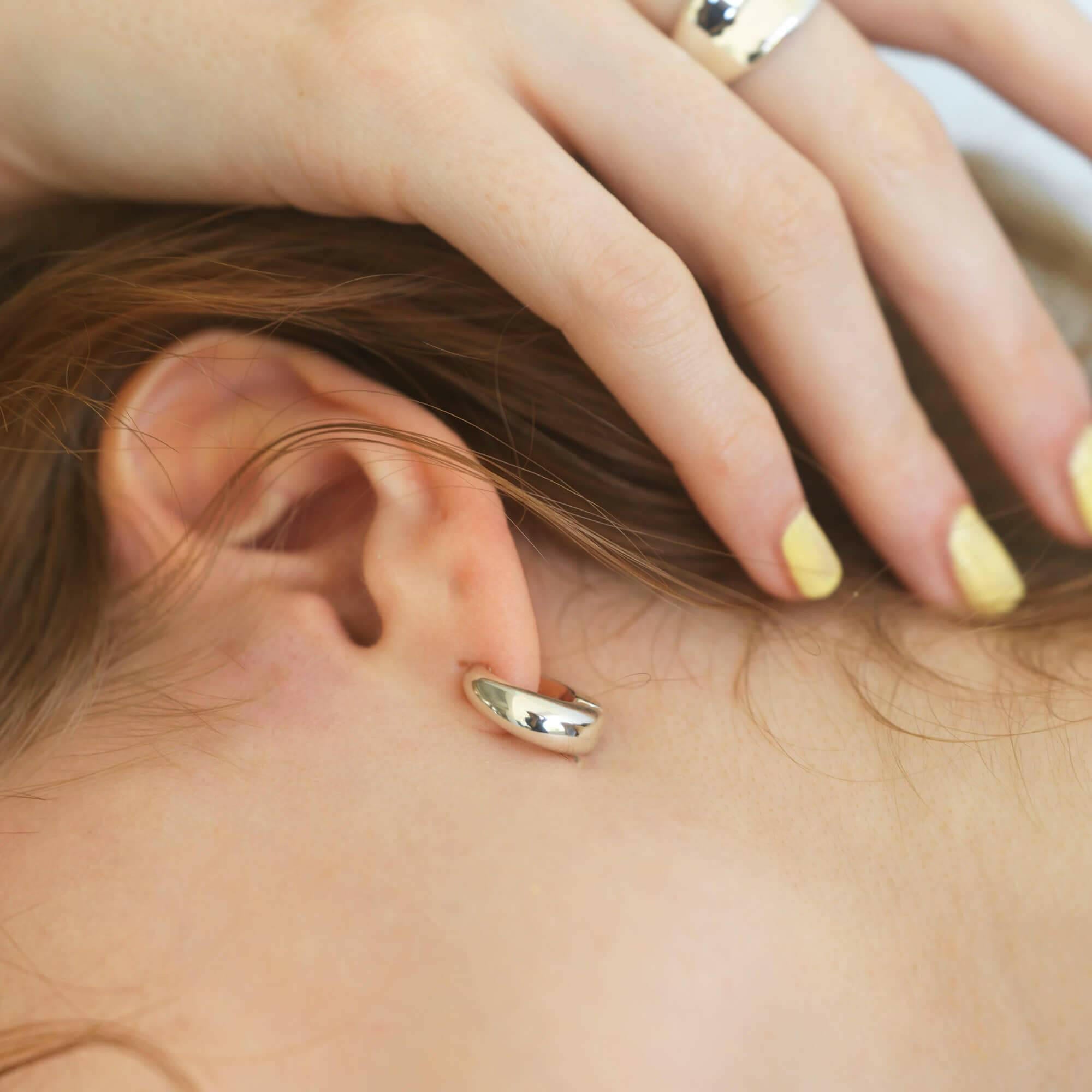 ヒンジドフープイヤリング M シルバー 着用 | 金具が見えないヒンジ構造でストレスフリーな着け心地