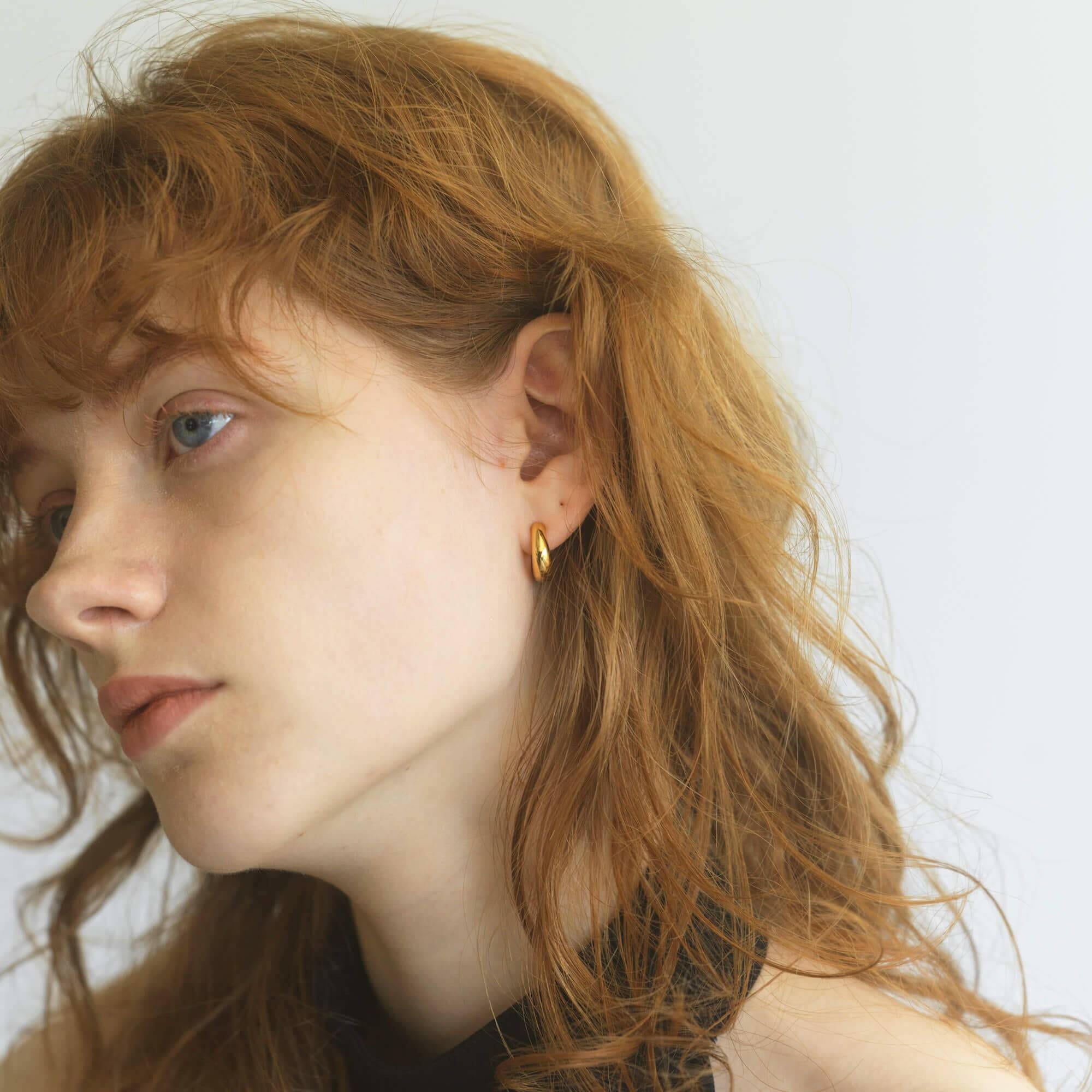 ヒンジドフープイヤリング M ゴールド 横顔 | 大ぶりでも痛くなりにくいバネ式の18Kコーティングイヤリング