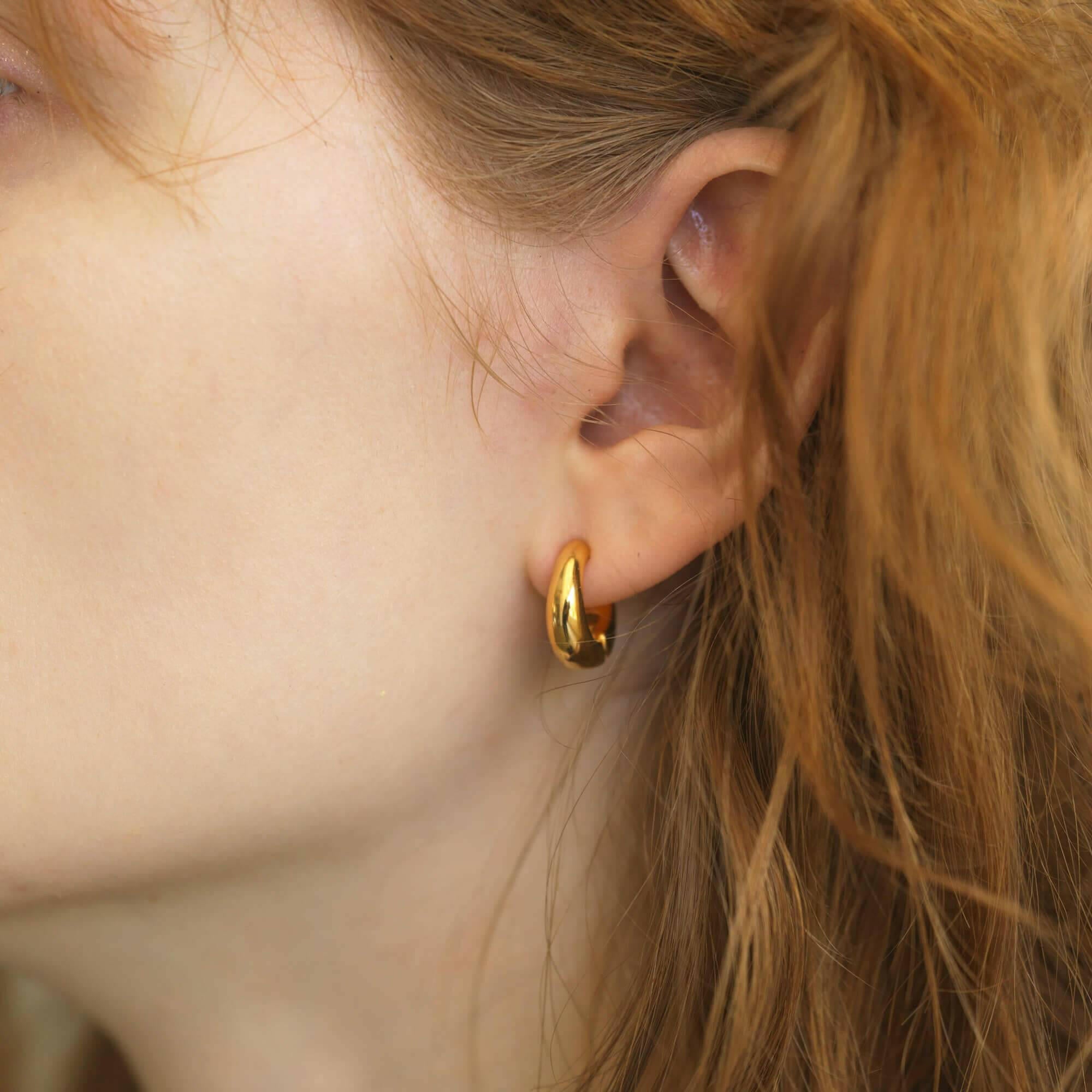ヒンジドフープイヤリング M ゴールド 耳元 | 顔周りを華やかに見せるボリューム感のあるフープデザイン