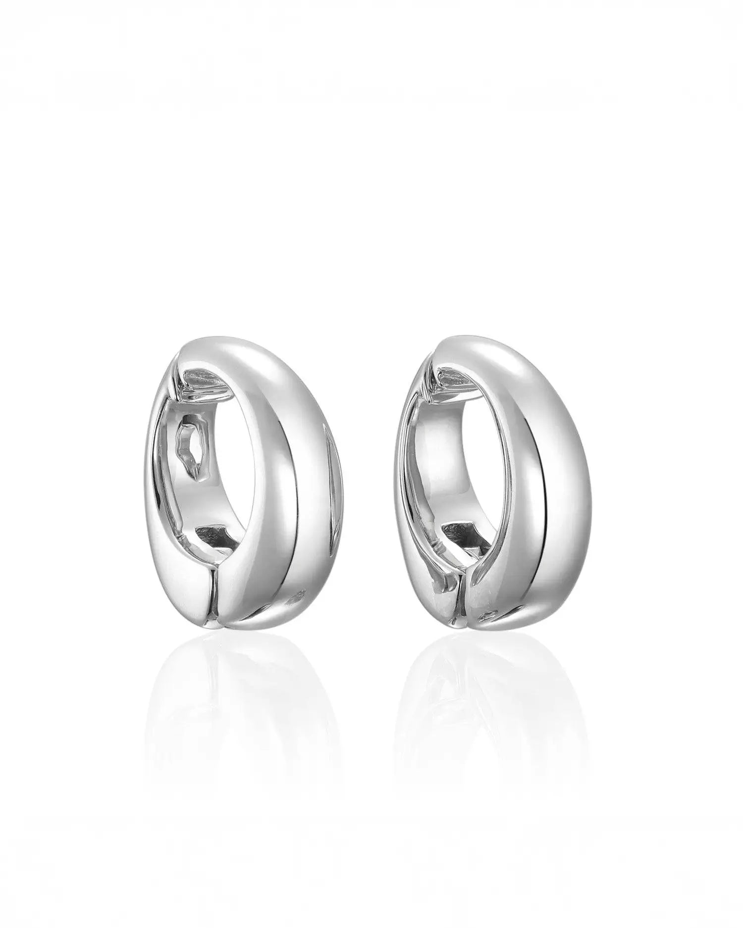 白背景で正面から撮影された、金属アレルギー対応のシルバー925製イヤリング(Mサイズ・チャンキー)のペア商品画像。