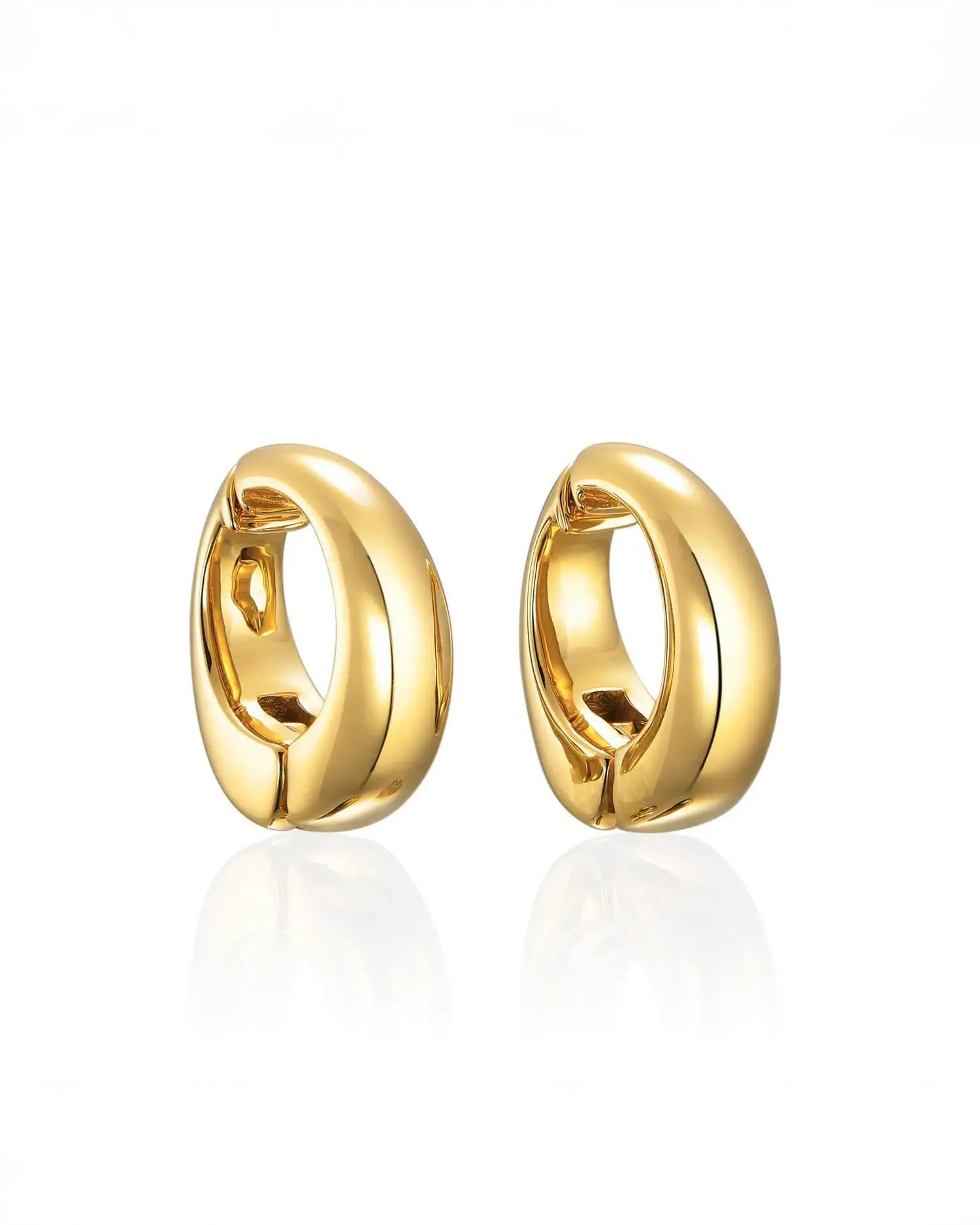 白背景で正面から撮影された、ピアス穴がなくても楽しめる大ぶりなゴールドバネ式イヤリングのペア商品画像。