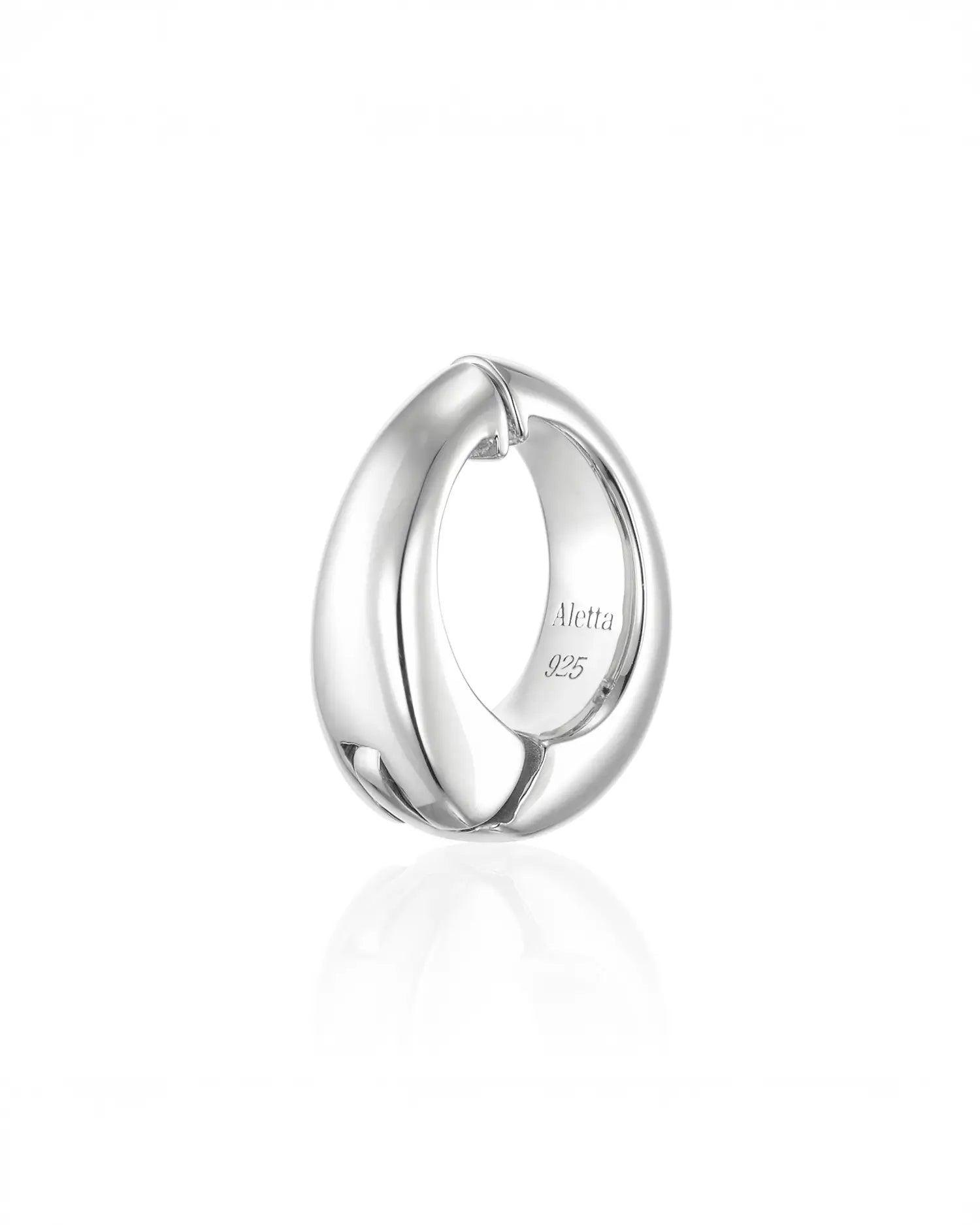 白背景で斜めから撮影された、装着すると金具が隠れるスマートなヒンジ構造がわかるシルバー製イヤリングの片耳画像。