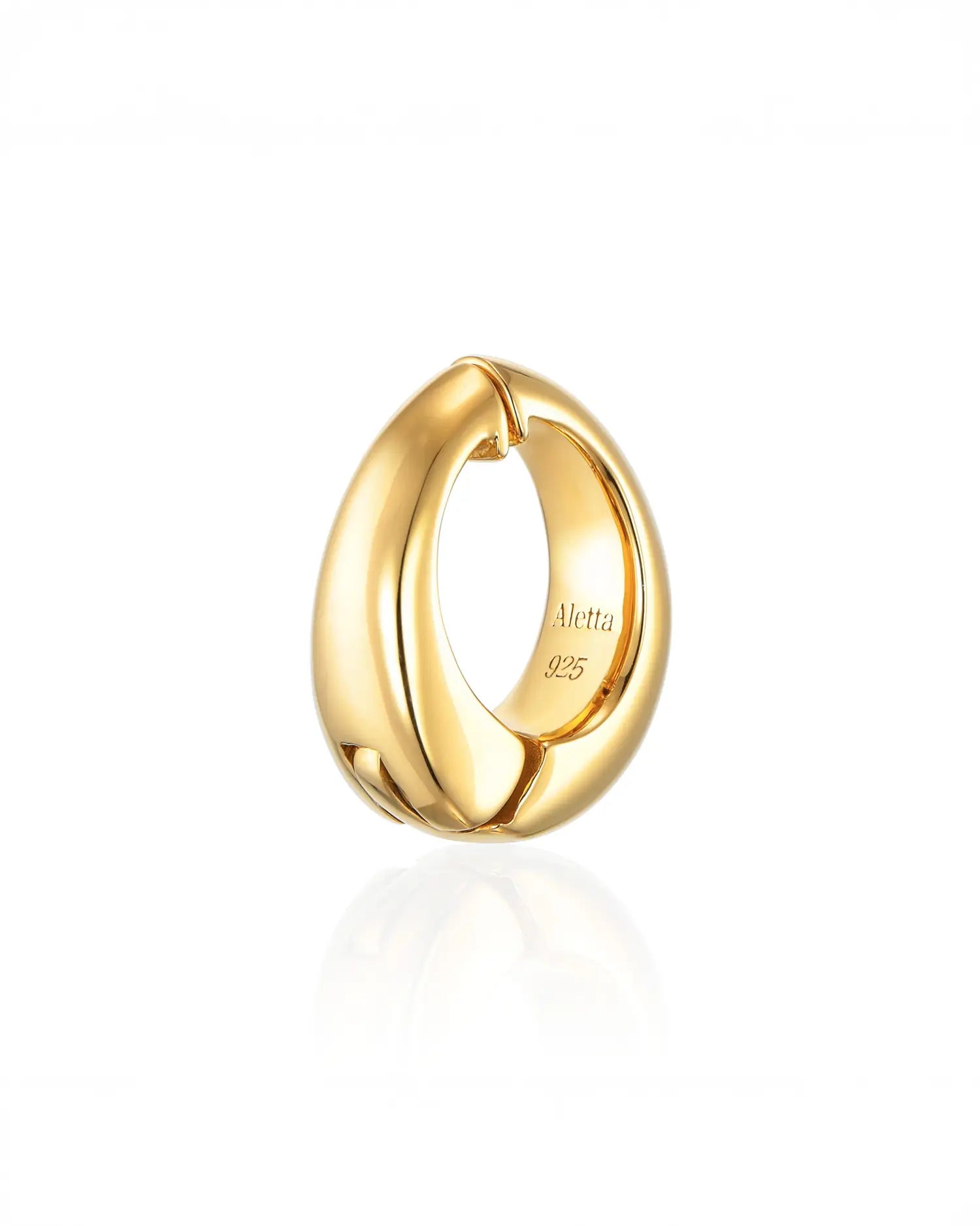 白背景で斜めから撮影された、大ぶりでも耳への負担が少なく痛くなりにくいクリップ構造が見えるゴールド製イヤリングの片耳画像。