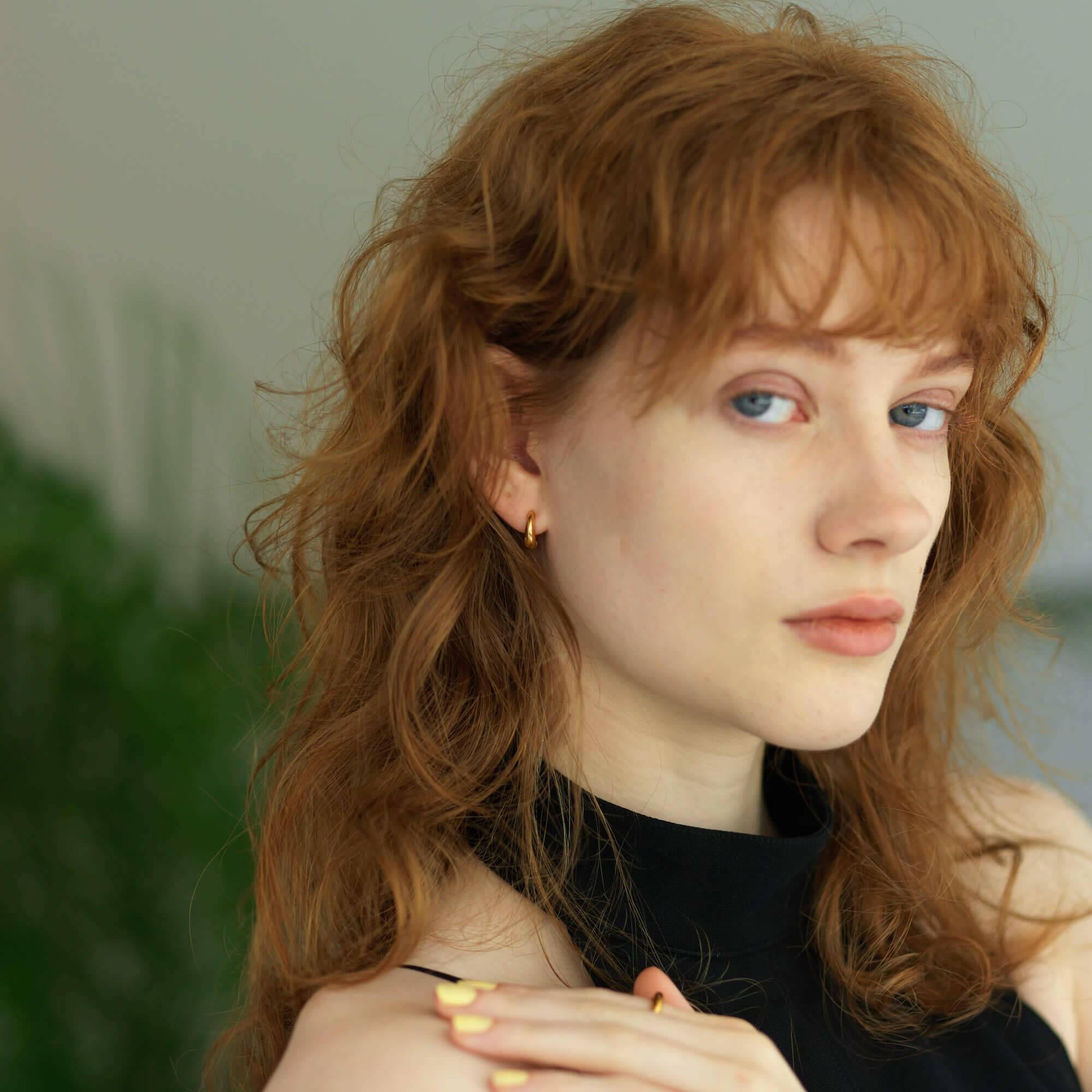 ヒンジドフープイヤリング S ゴールド 横顔 | 肌馴染みの良い18Kコーティングのシンプルイヤリング