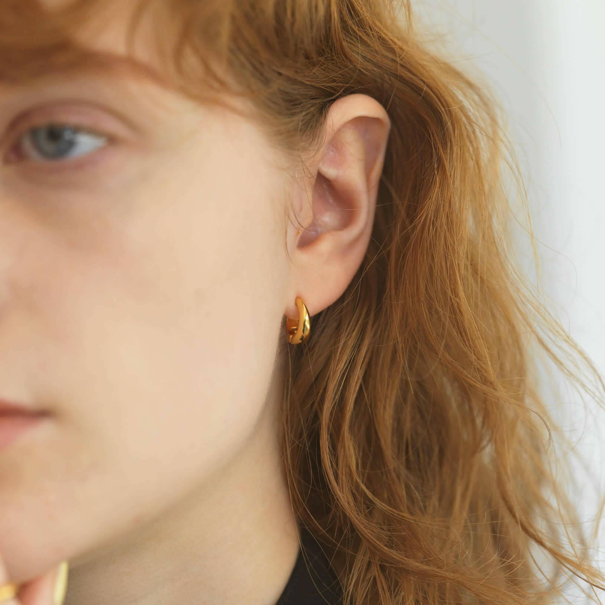 ヒンジドフープイヤリング S ゴールド 着用 | バネ式で長時間つけても快適なノンホール設計