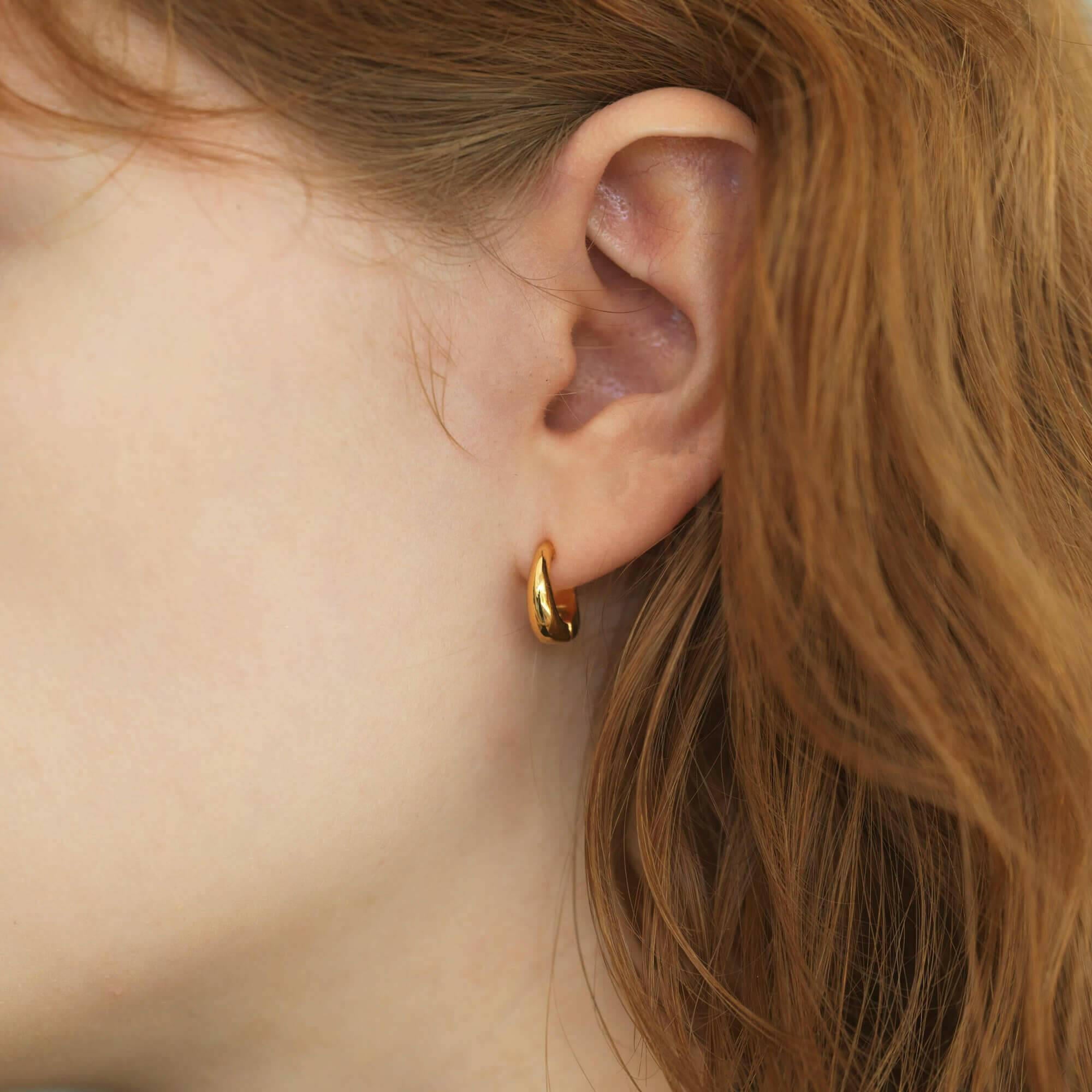 ヒンジドフープイヤリング S ゴールド 着用 | バネ式で長時間つけても快適なノンホール設計