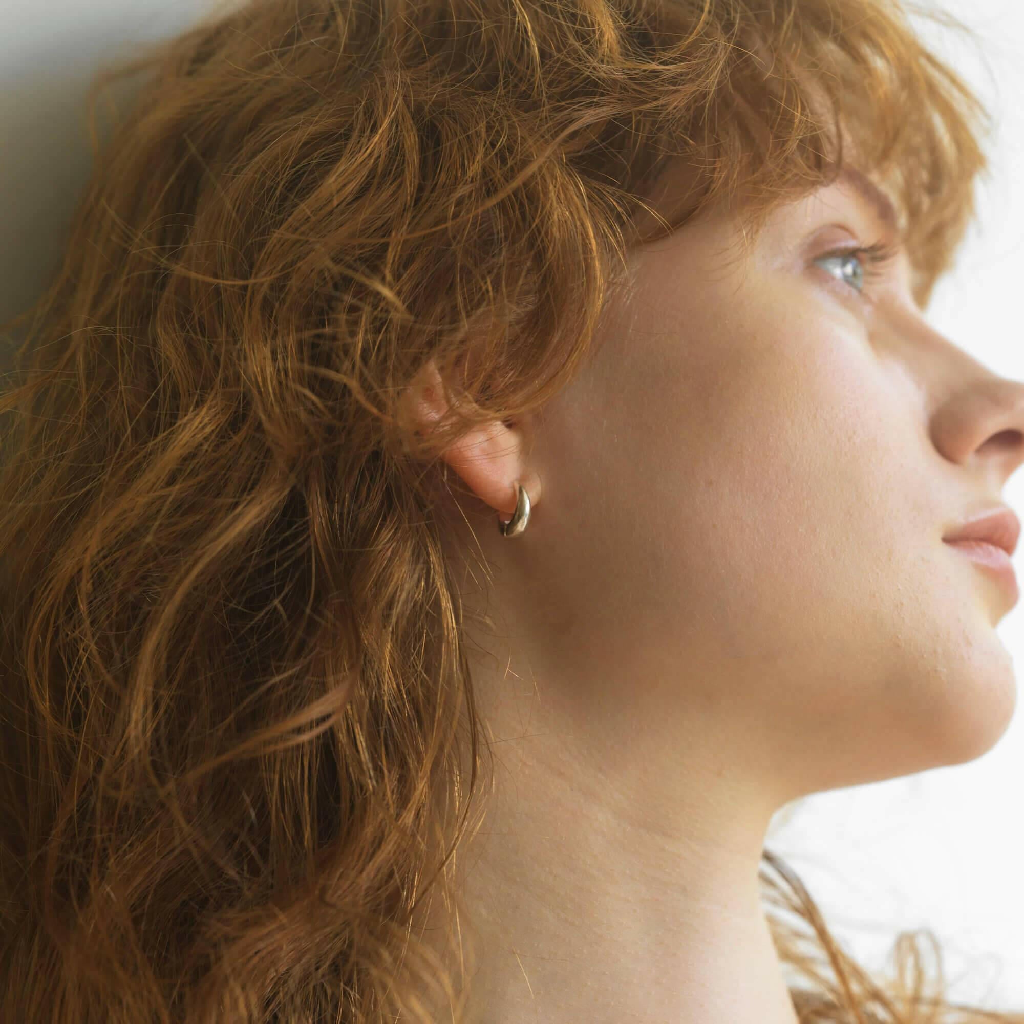 ヒンジドフープイヤリング S シルバー 横顔 | ピアス穴がなくても楽しめる小ぶりなフープスタイル