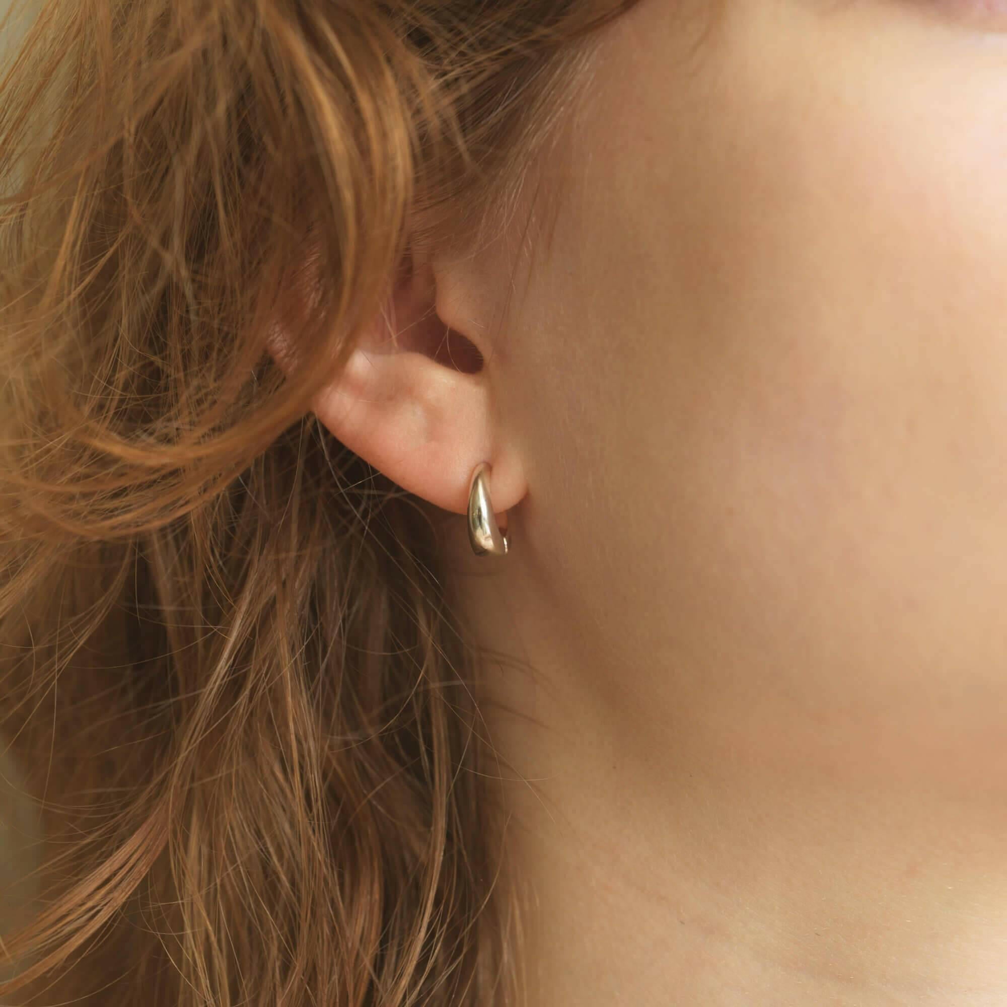 ヒンジドフープイヤリング S シルバー 着用 | 金具が目立たず痛くなりにくいスマートなヒンジ構造