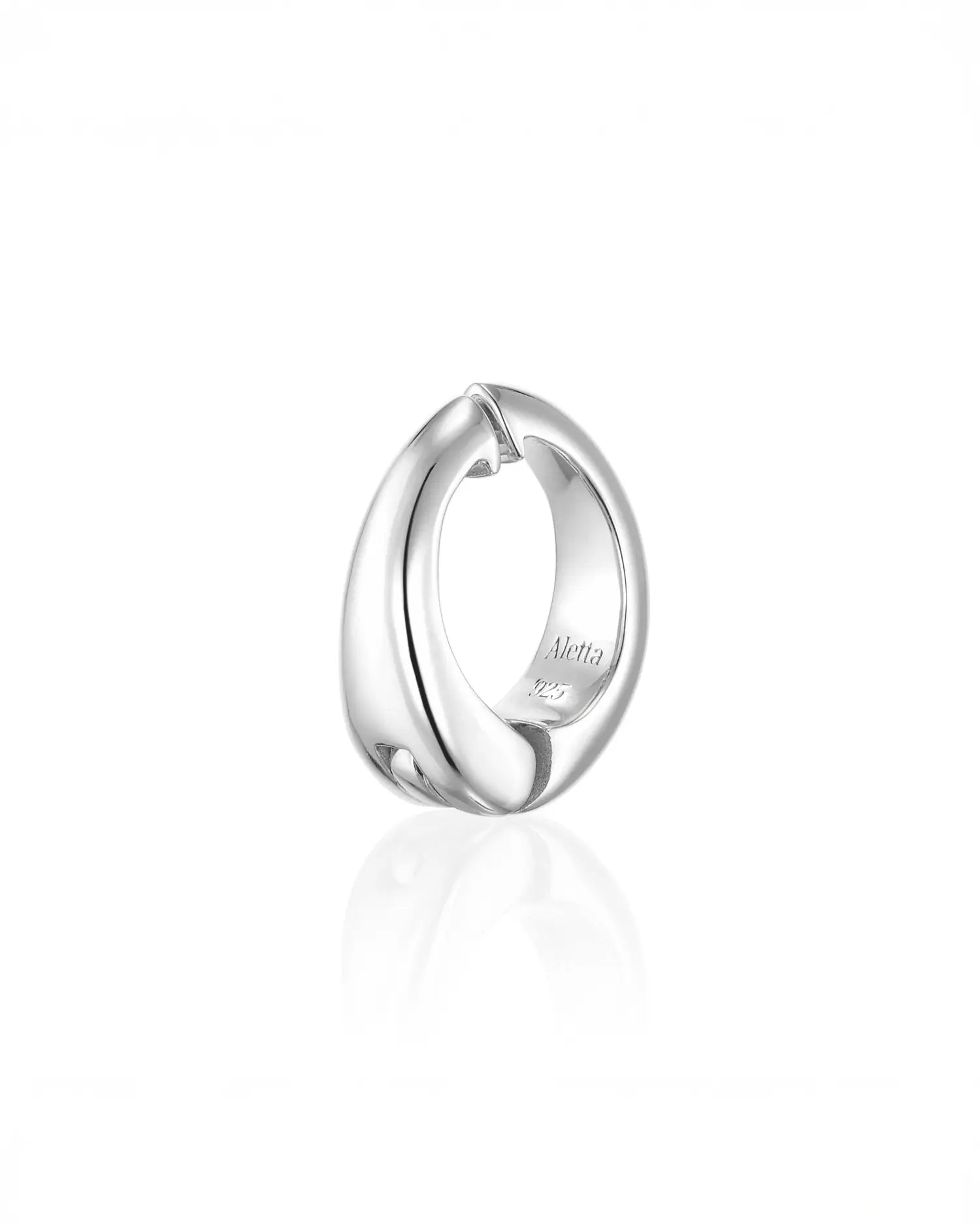 白背景で斜めから撮影された、耳が痛くなりにくいクリップ部分の構造がわかるシルバー製イヤリングの片耳画像。