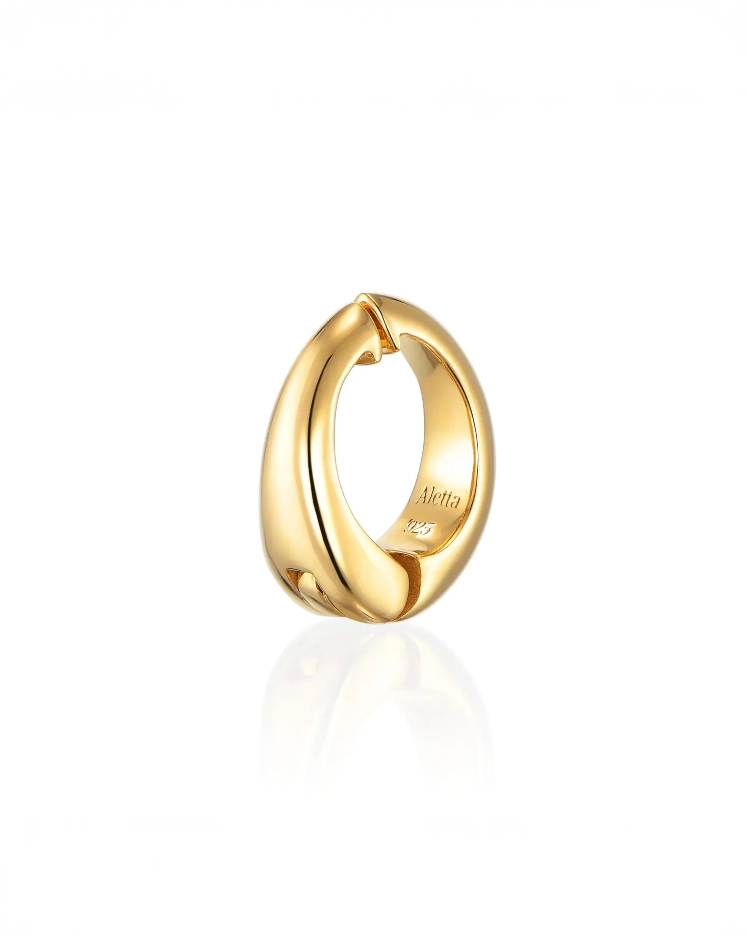 白背景で斜めから撮影された、金具が目立たないシームレスなヒンジ構造がわかるゴールド製イヤリングの片耳画像。