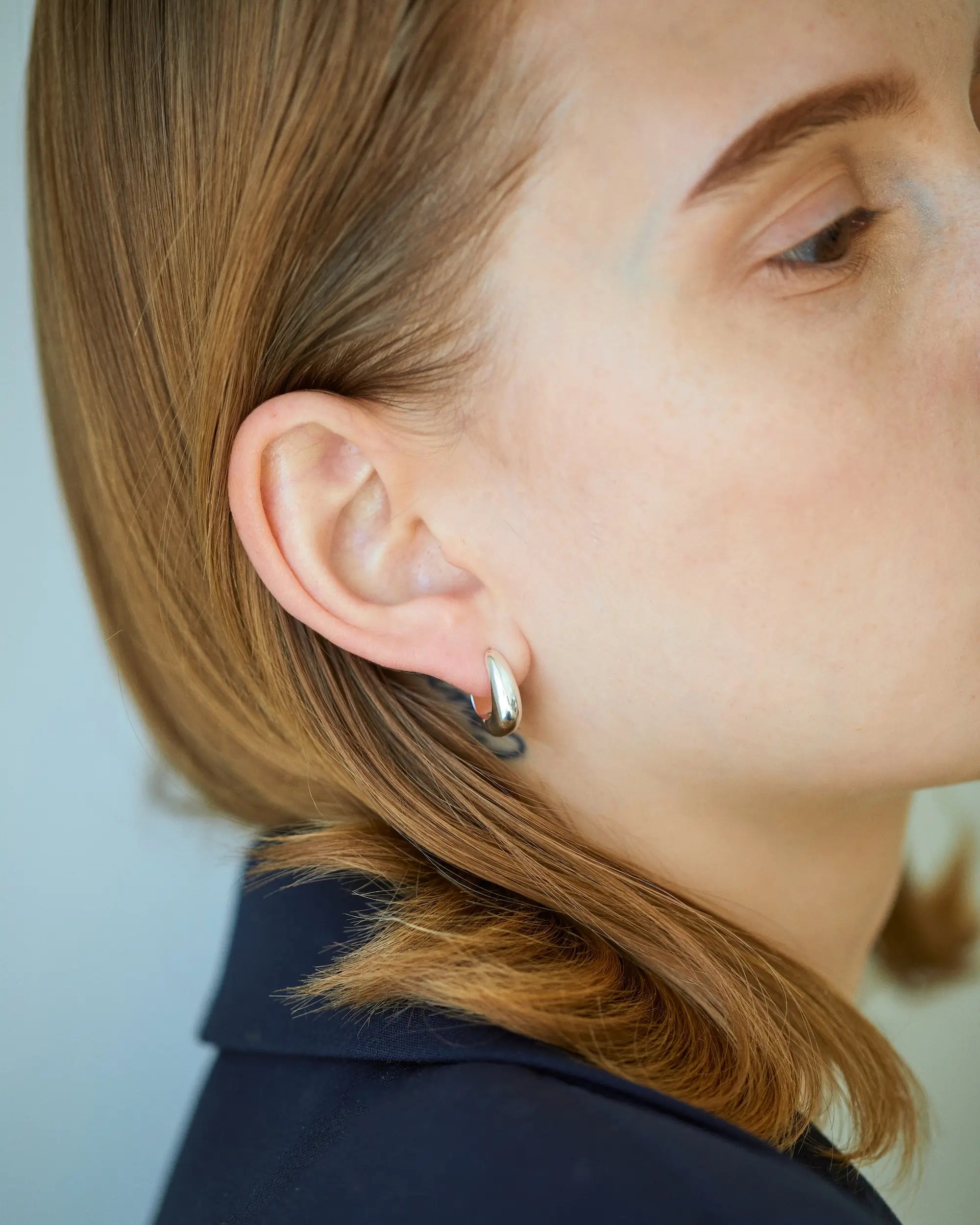 シルバー925製ヒンジドフープピアスの着用アップ画像。金属アレルギーに配慮した上質な素材を使用しています。