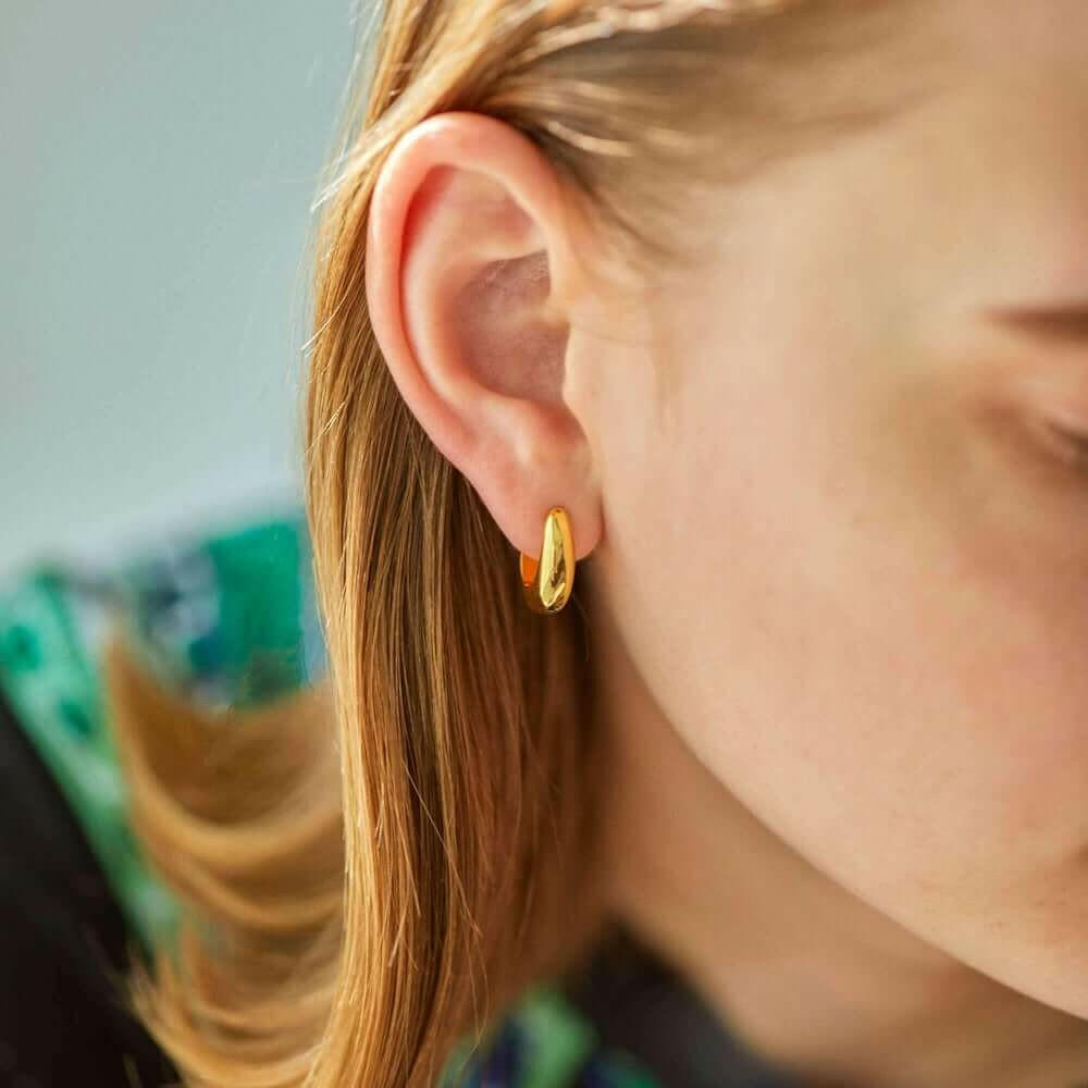 ヒンジドフープピアス ゴールド 着用画像 | 髪の隙間から覗く華やかな18Kコーティングの輝き