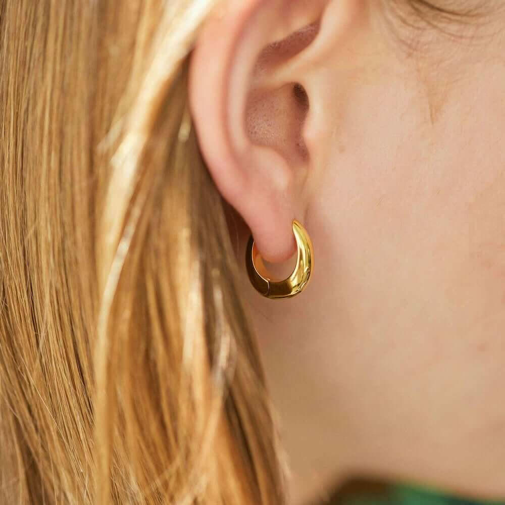 ヒンジドフープピアス ゴールド 横顔 | 顔周りを明るく彩るボリューム感のあるゴールドフープ