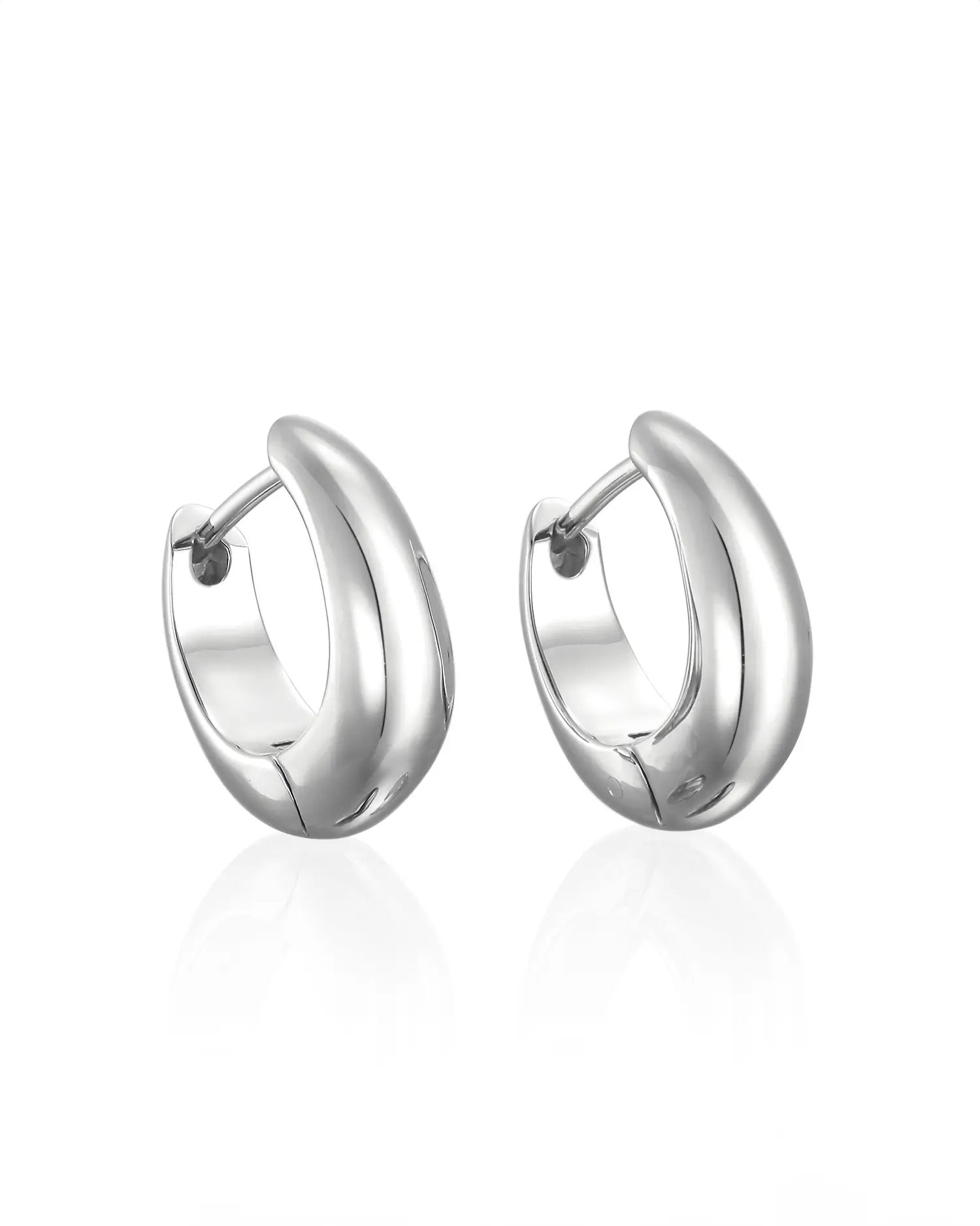 上質なシルバー925を使用したヒンジドフープピアス(ペア)の正面画像。無駄を削ぎ落としたミニマルなシルエット。