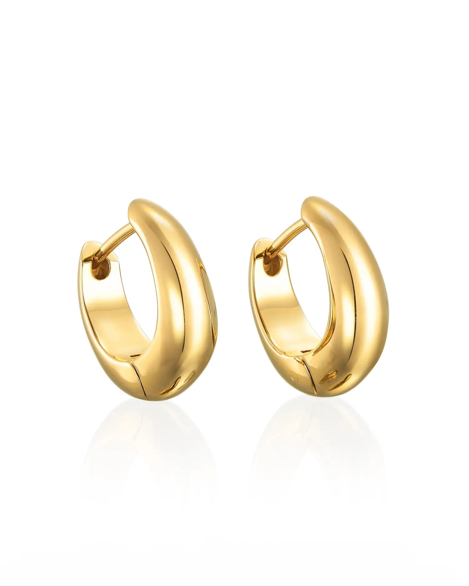ゴールドカラーのヒンジドフープピアスの正面画像(ペア)。金属アレルギーへの配慮と、日常使いしやすいデザインを両立。